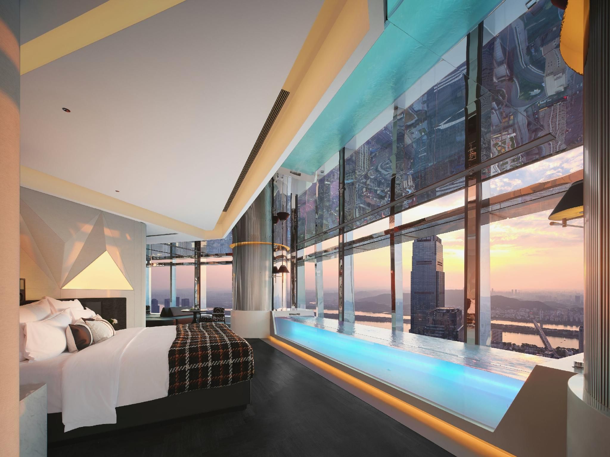 270° River View Deluxe Suite With Bathtub