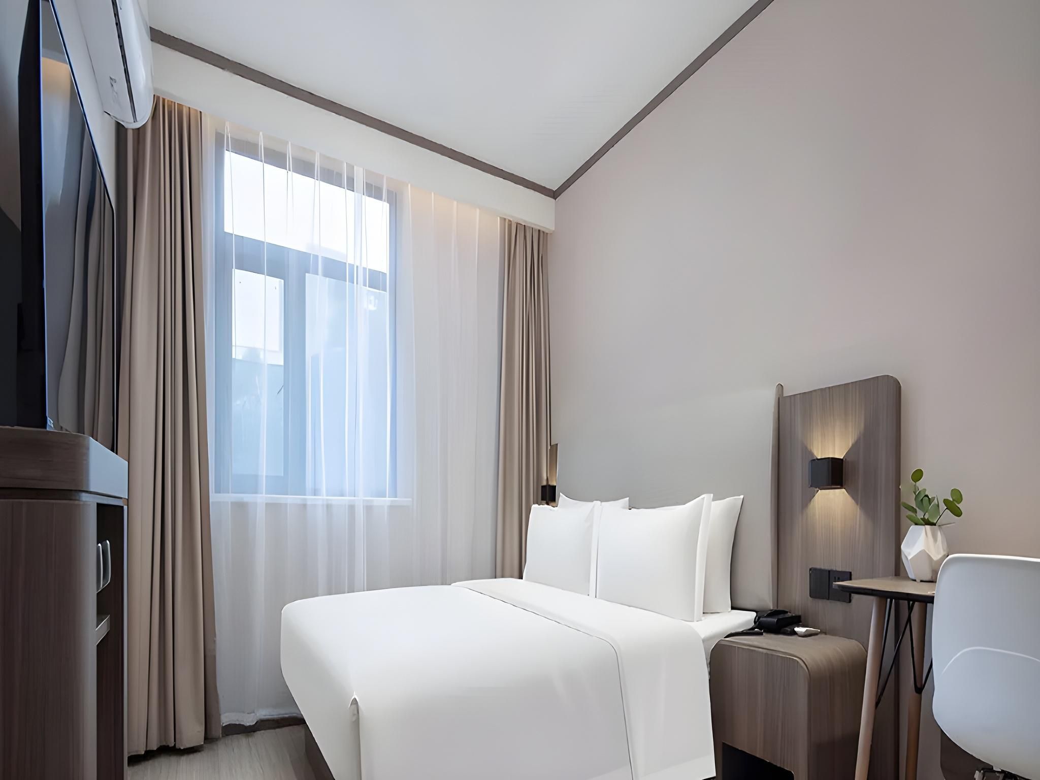 Huazhu - Room With Bed