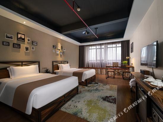 Twin Room with View