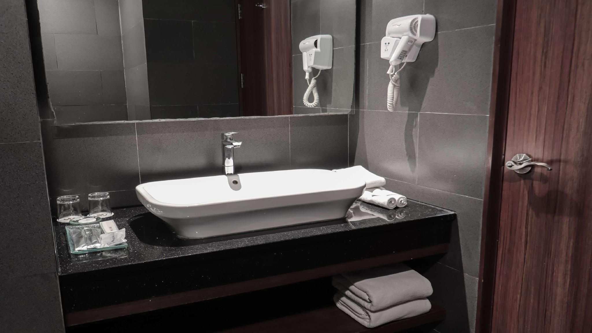 GOLDEN TULIP ESSENTIAL MAKASSAR Deluxe Room - 2 Single Beds 3