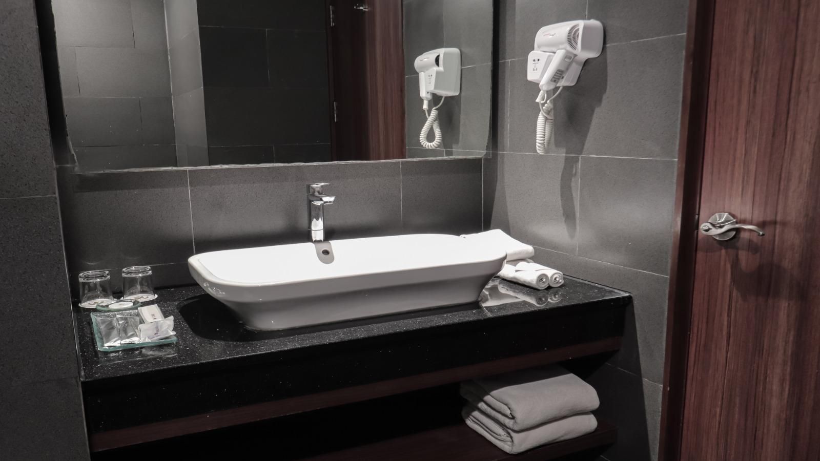 GOLDEN TULIP ESSENTIAL MAKASSAR Hollywood Double Room with 2 Combined Single Beds and Shower 2