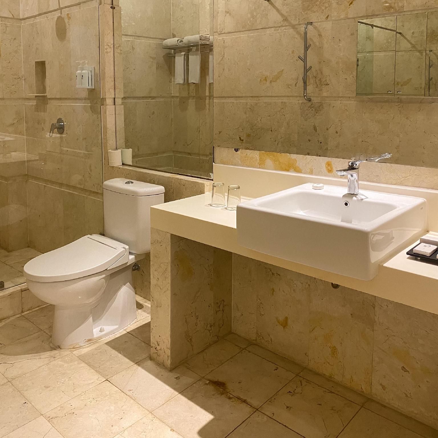 Swiss-Belcourt Makassar Deluxe Twin Room 3