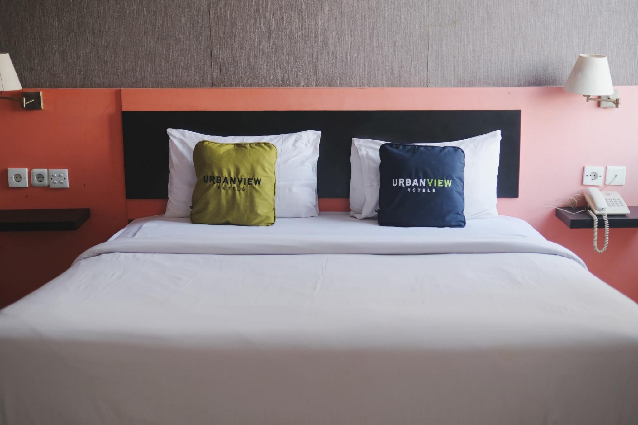 Urbanview Hotel Asyra Makassar Deluxe Double Room 3