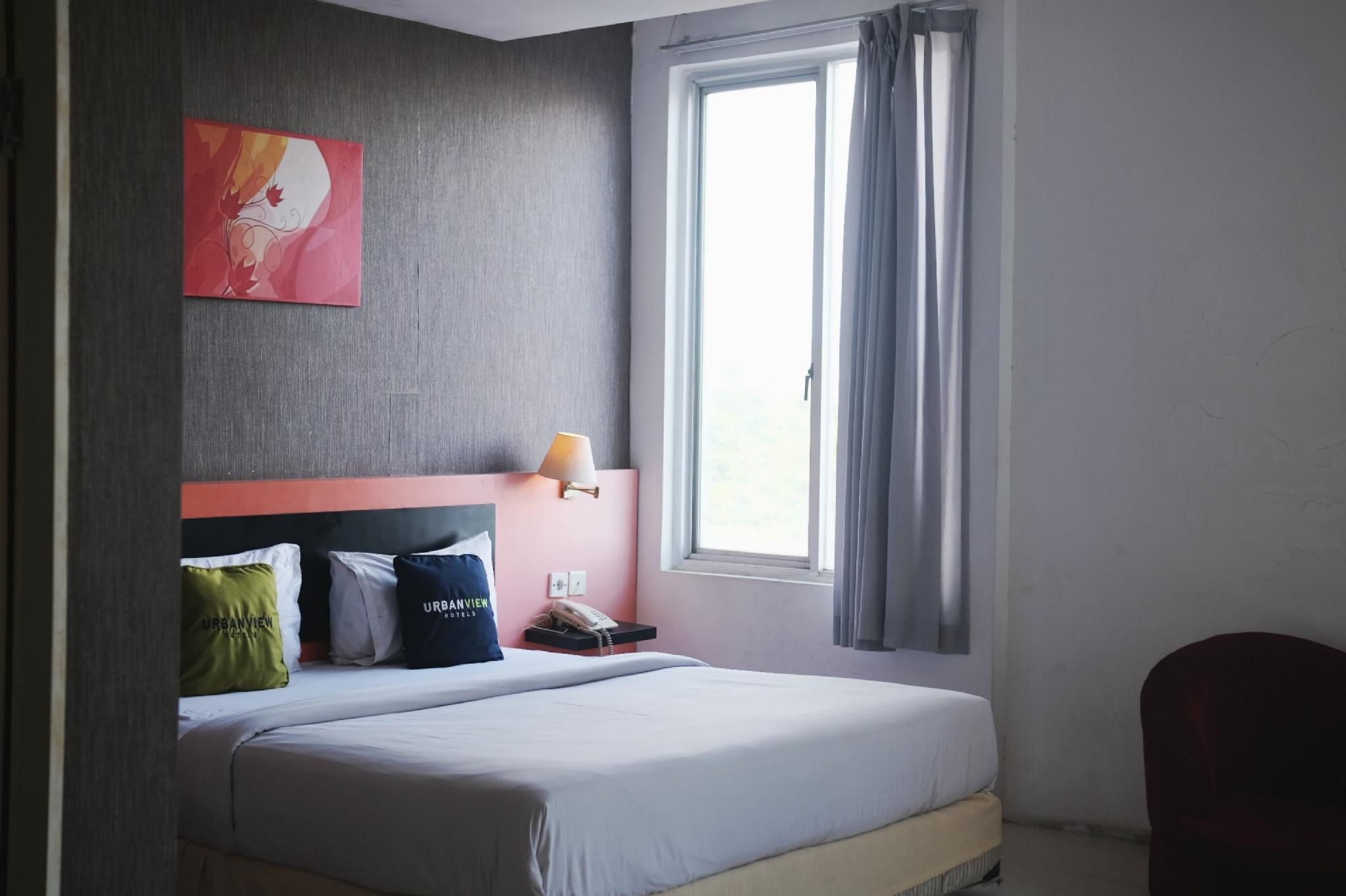 Urbanview Hotel Asyra Makassar Deluxe Double Room 2