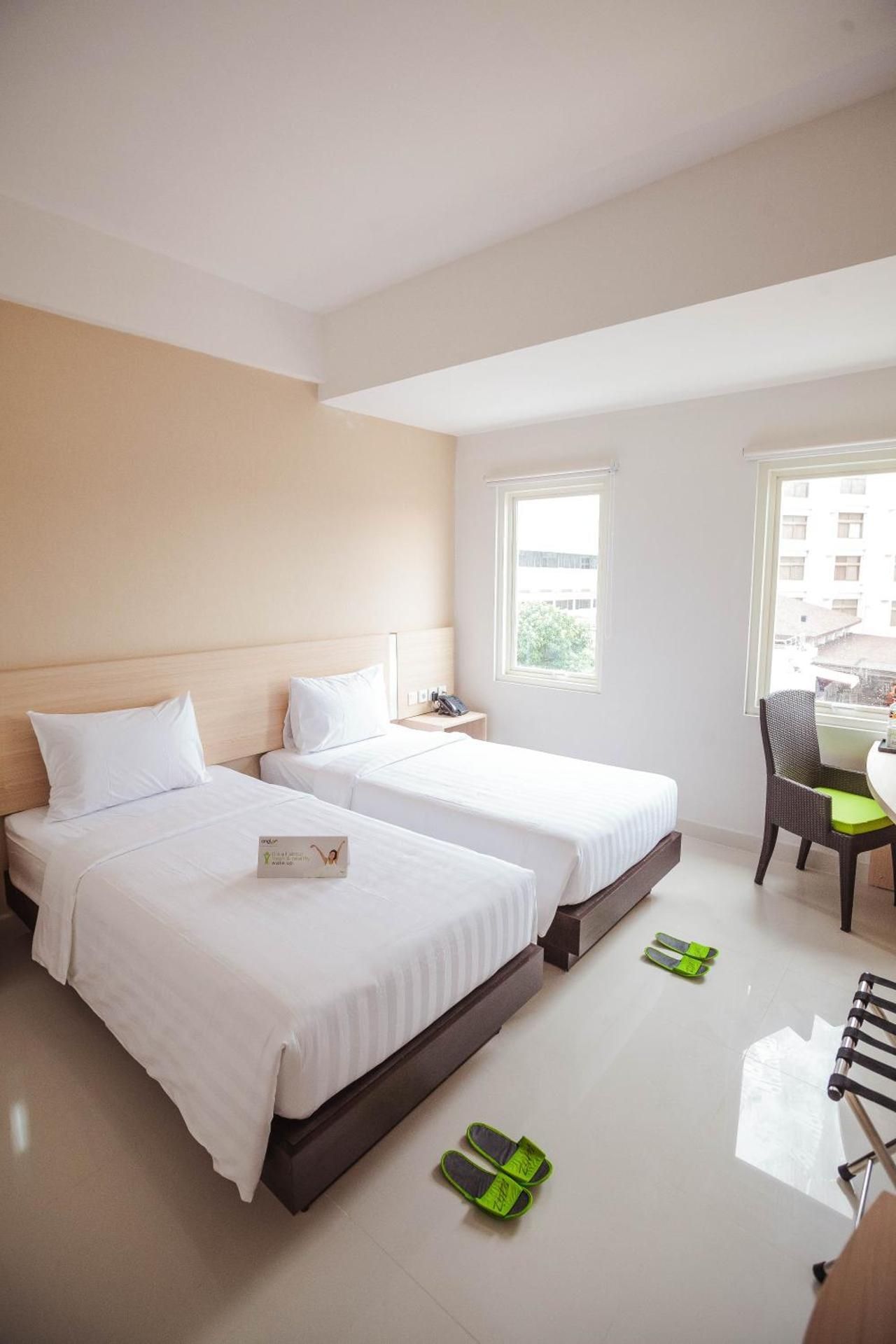 Whiz Prime Hotel Sudirman Makassar Superior Twin Bed 2