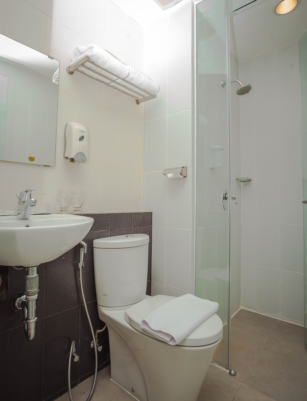 Whiz Prime Hotel Sudirman Makassar Superior Twin Bed 3