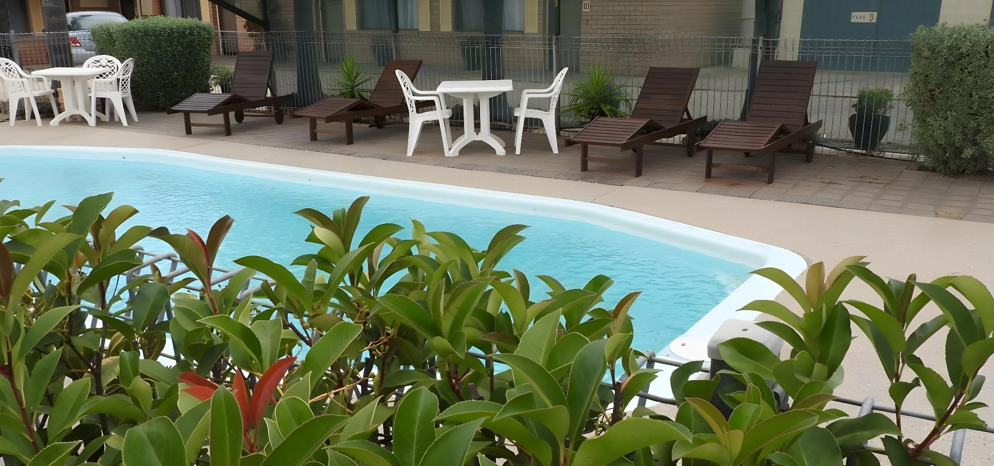 swimming pool [outdoor]