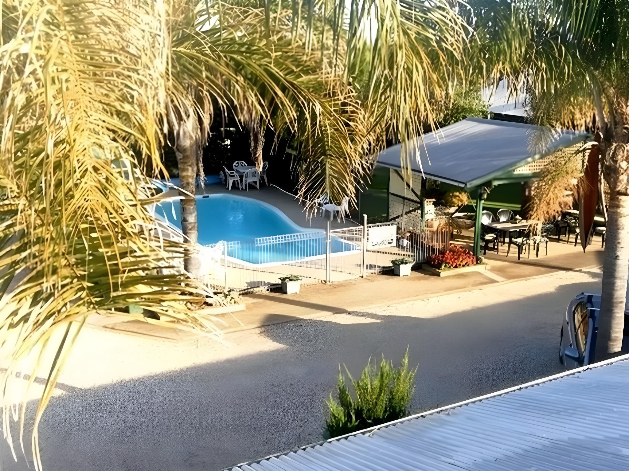 swimming pool [outdoor]