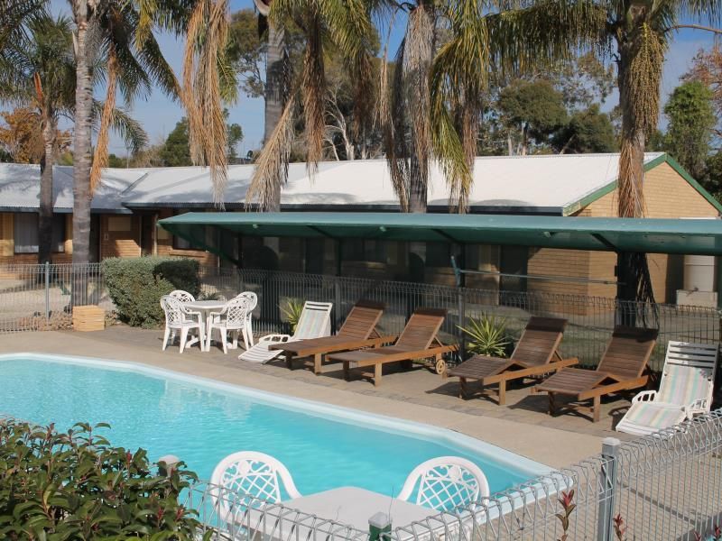 swimming pool [outdoor]