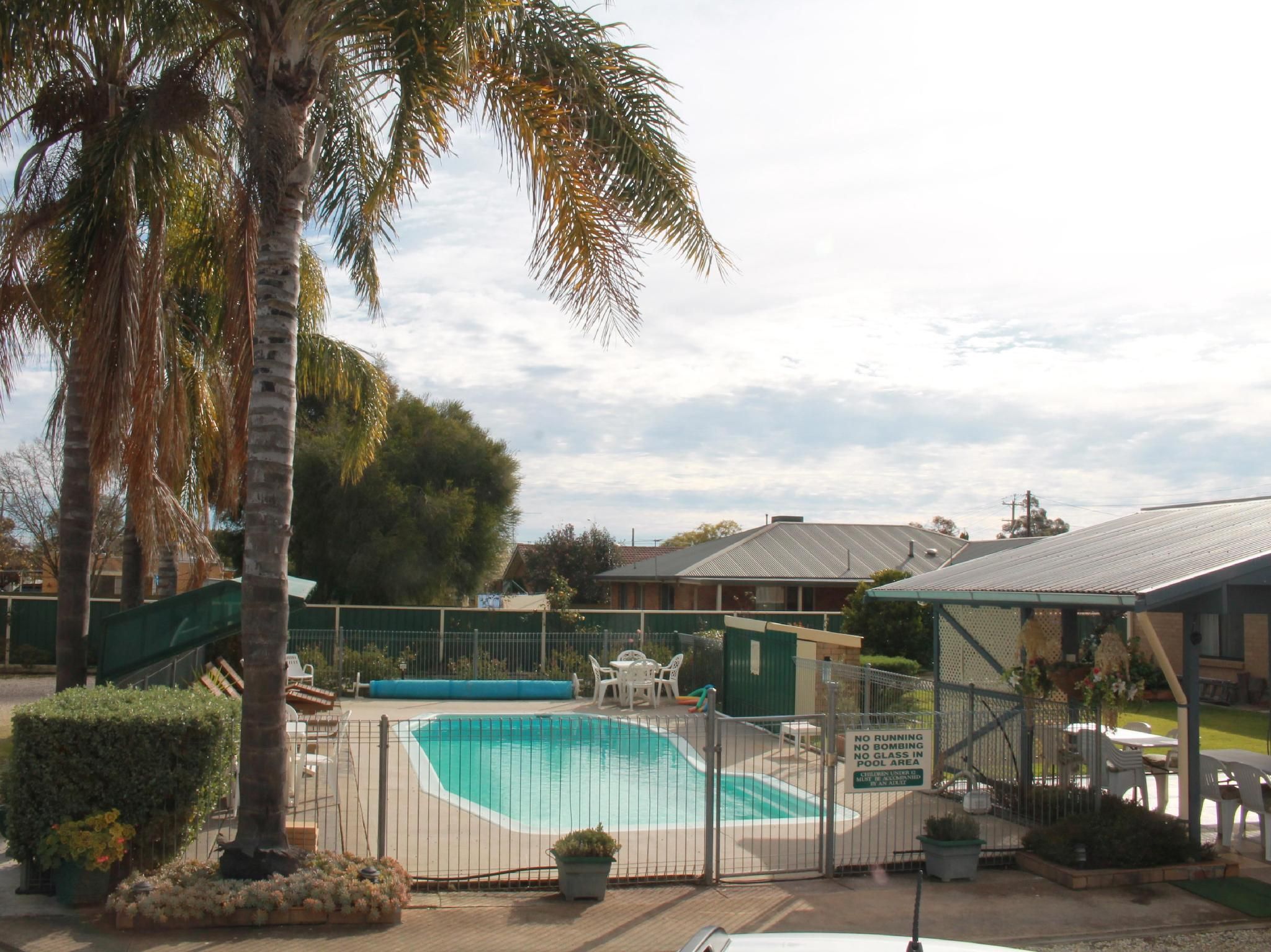 swimming pool [outdoor]