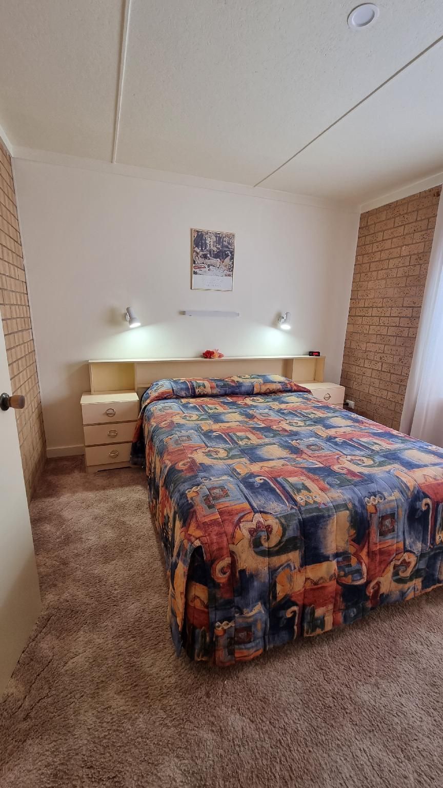 Lone Pine Motel Deluxe Room