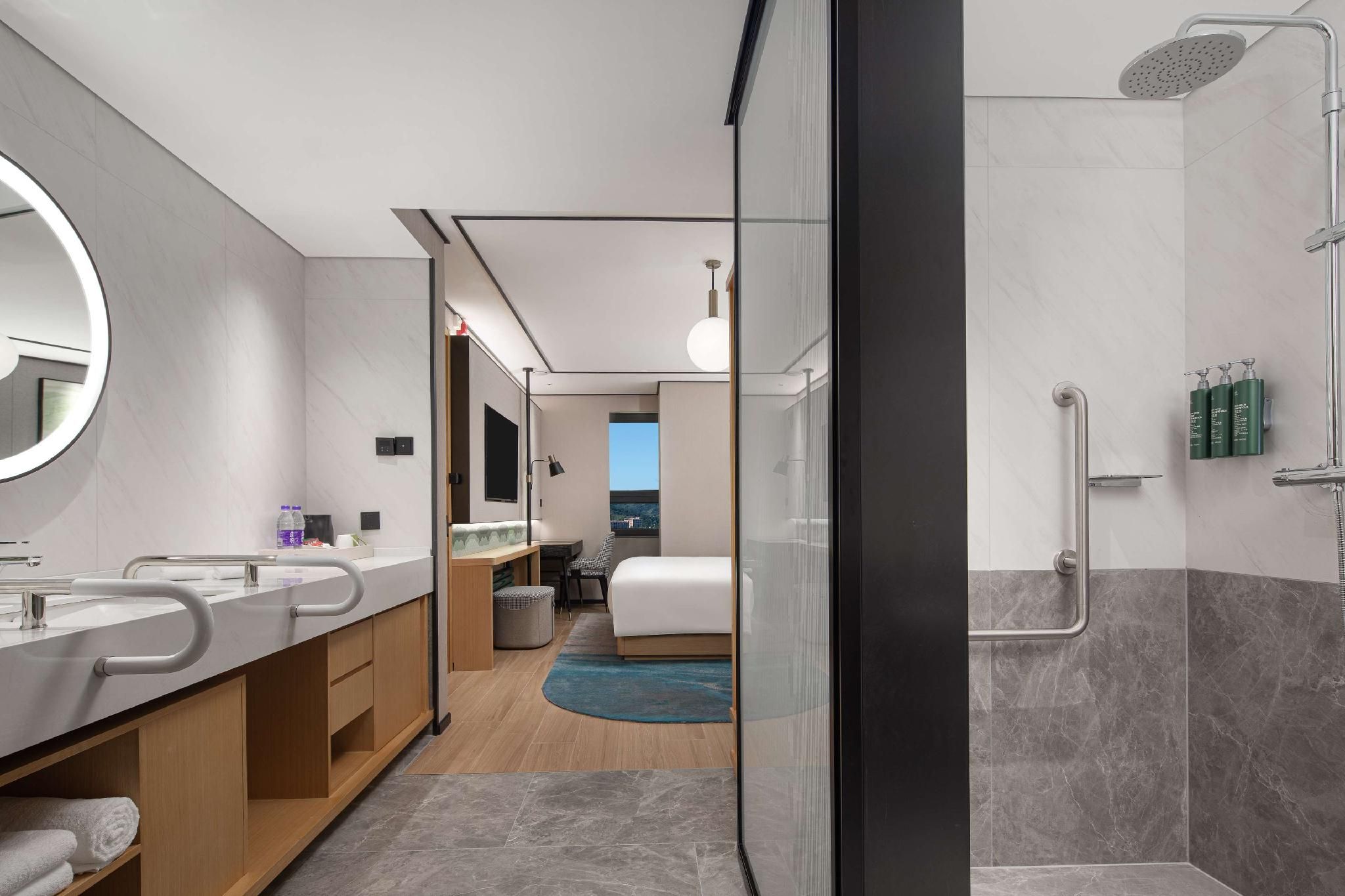 Hilton Garden Inn Chengde Mountain Resort King Accessible Room  3