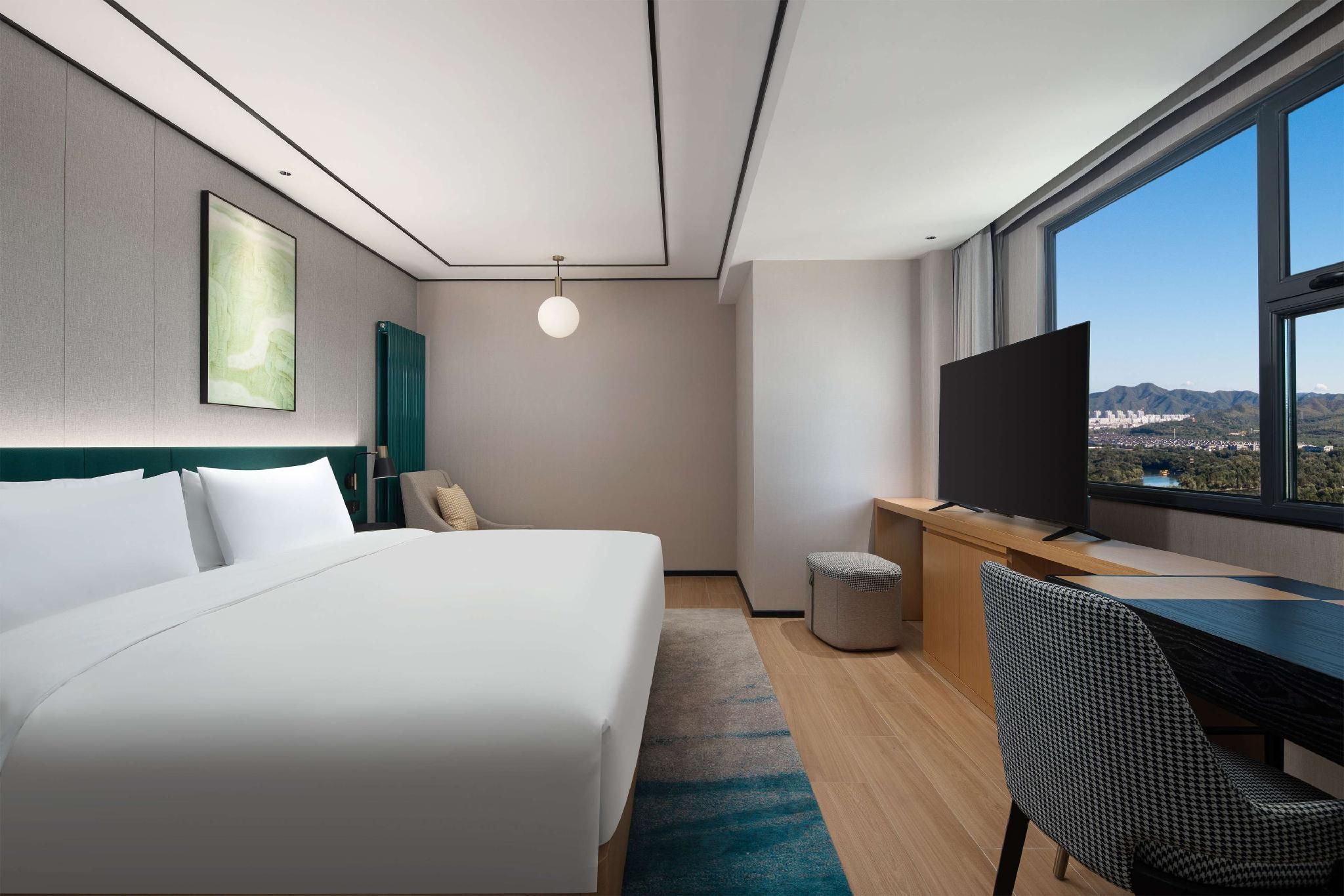 Hilton Garden Inn Chengde Mountain Resort King Deluxe Room Mountain View