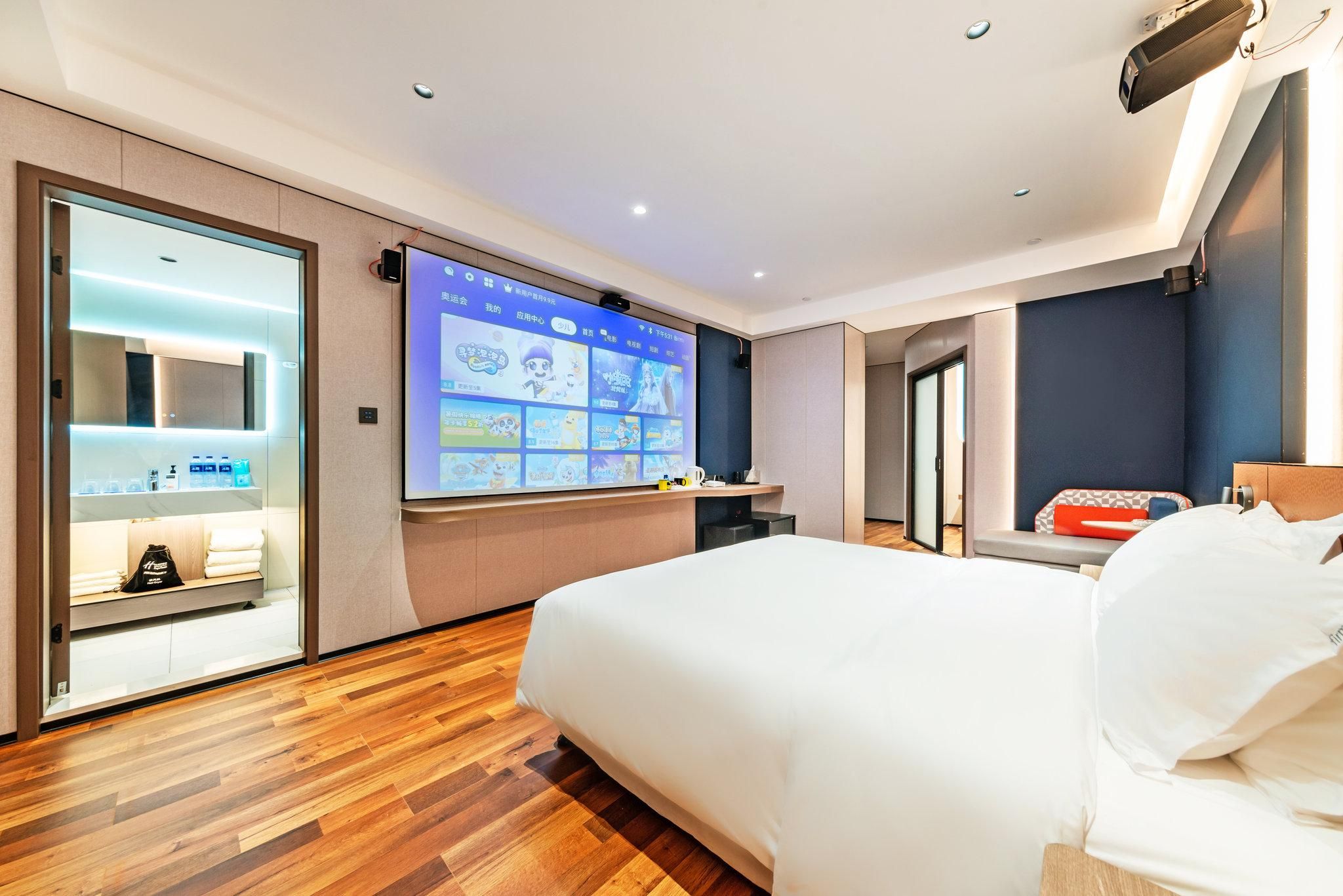 Holiday Inn Express Chengde Downtown By IHG 1 King 1 Queen Suite Additional Living Are 2