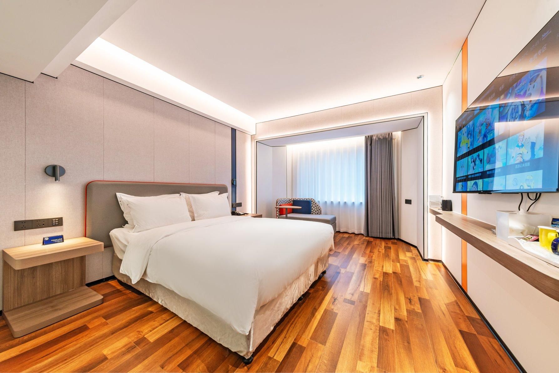 1 Queen Bed Standard