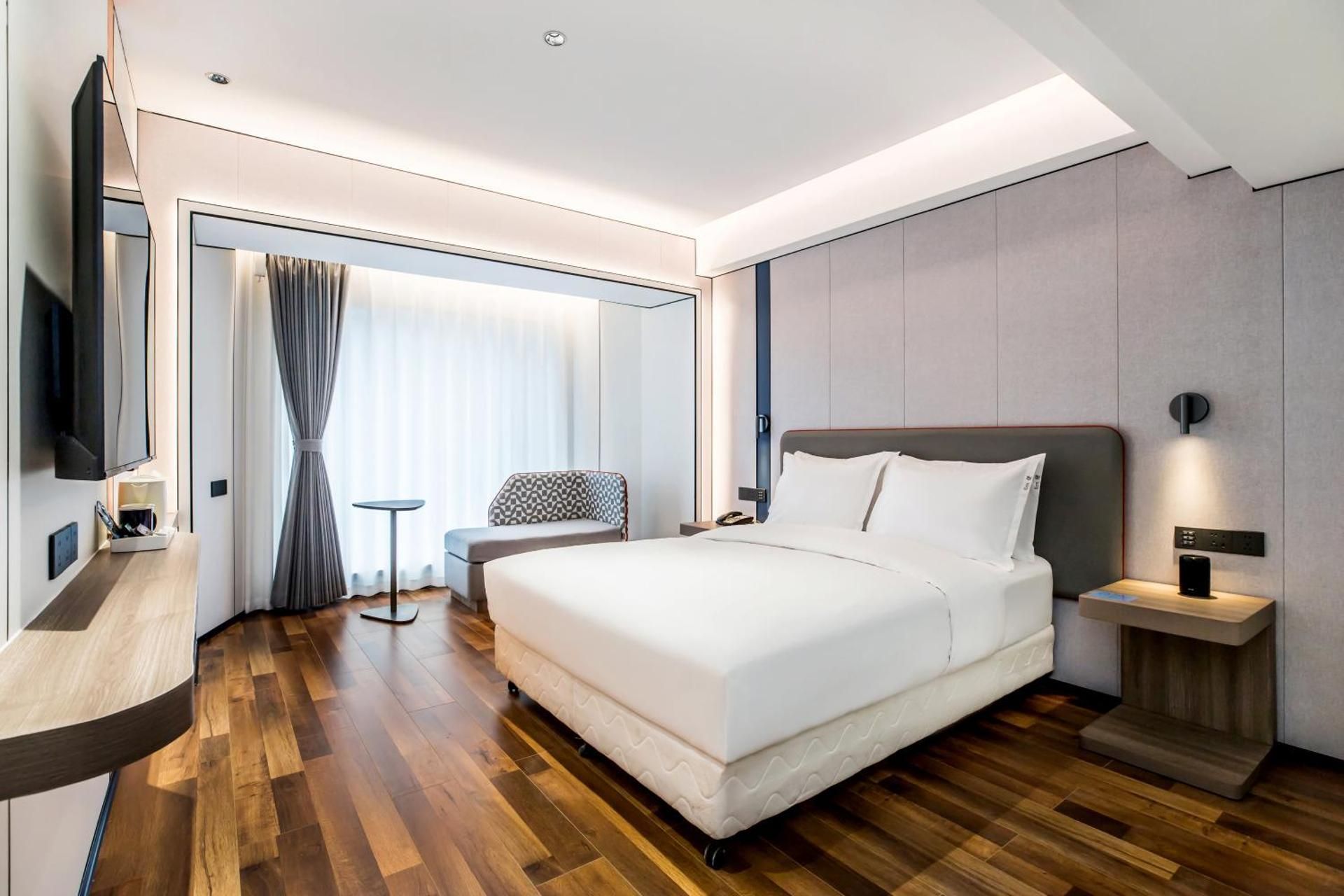 1 Queen Bed Standard