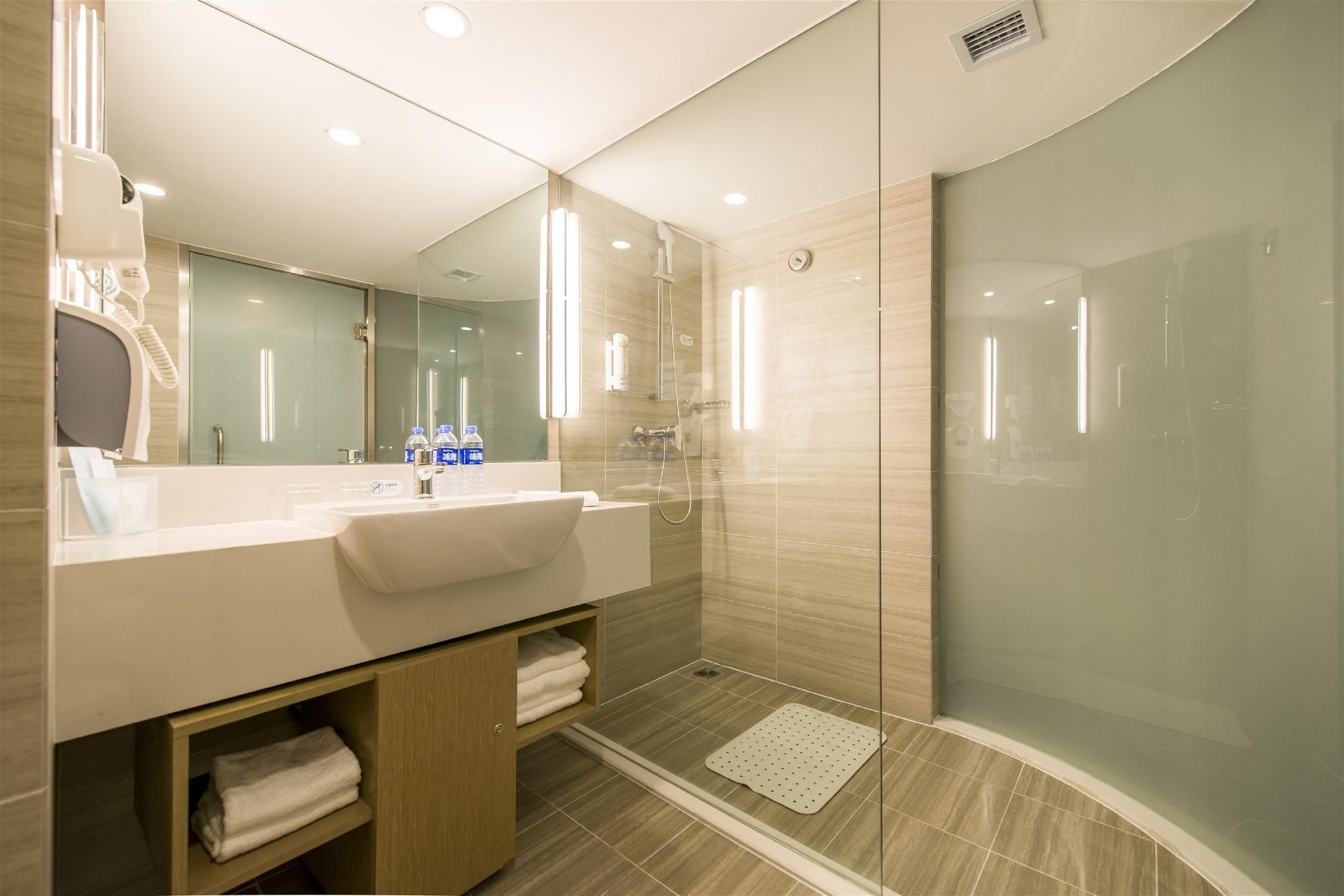 1 King Bed Standard Extra Floor Space