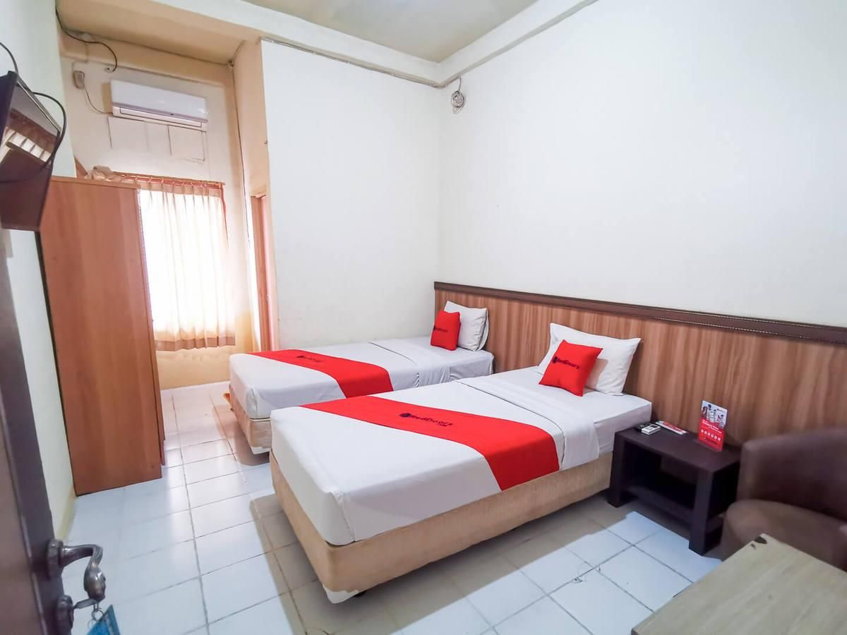 RedDoorz Twin Room