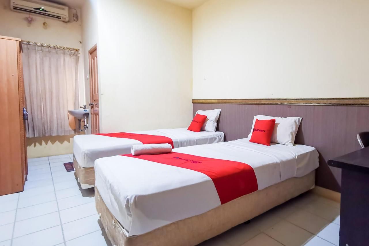 RedDoorz Twin Room