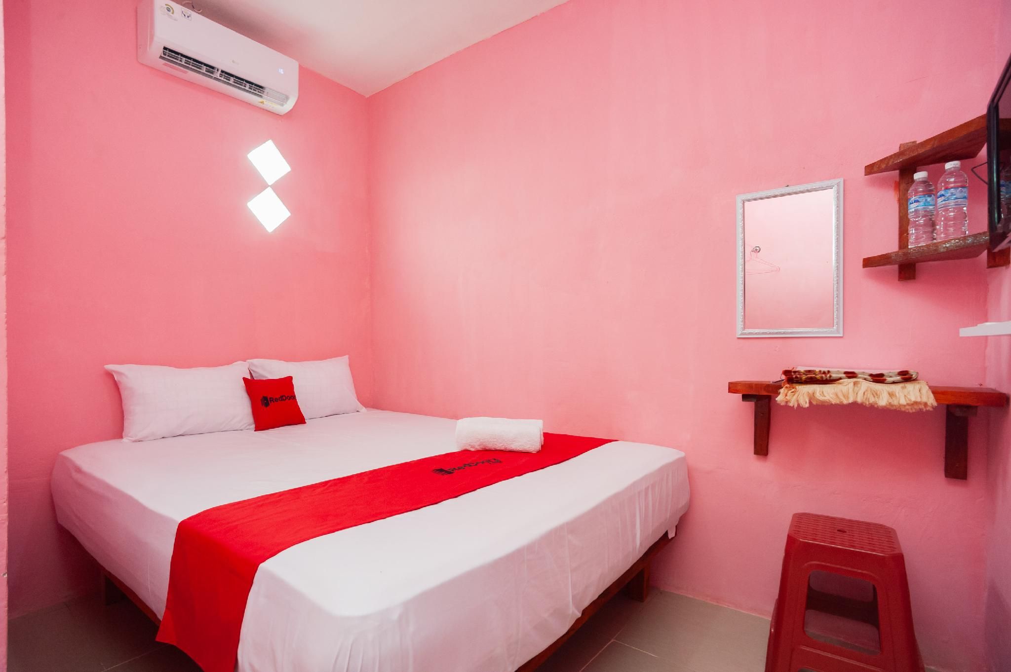 RedDoorz Room