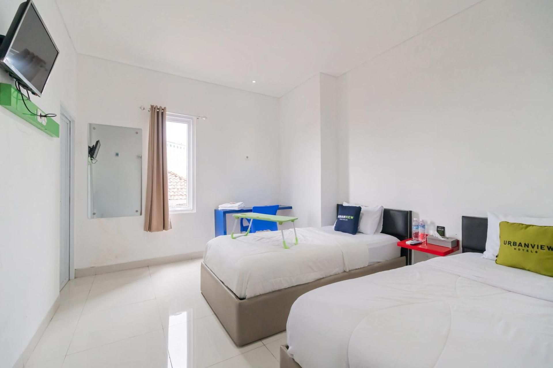 Urbanview Hotel Ephe Palembang by RedDoorz Superior Twin Room 3