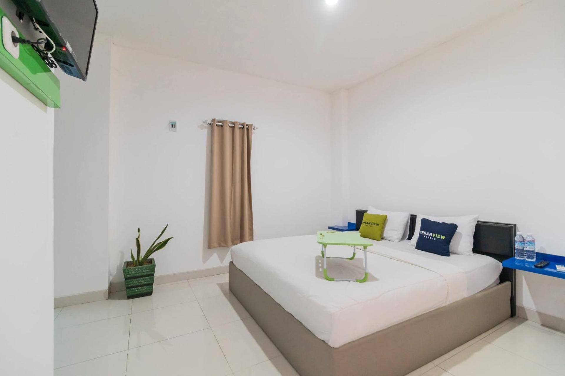 Urbanview Hotel Ephe Palembang by RedDoorz Superior Room 3