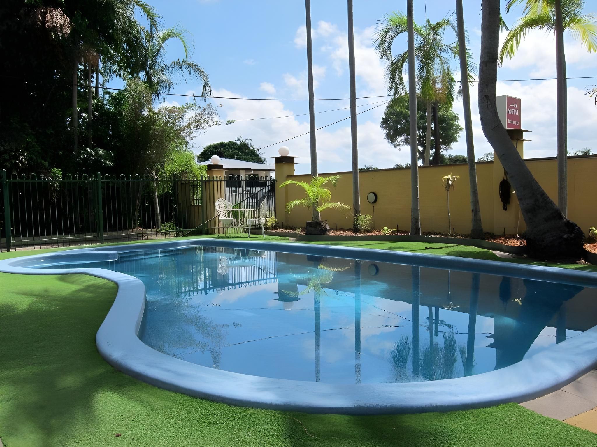 swimming pool [outdoor]