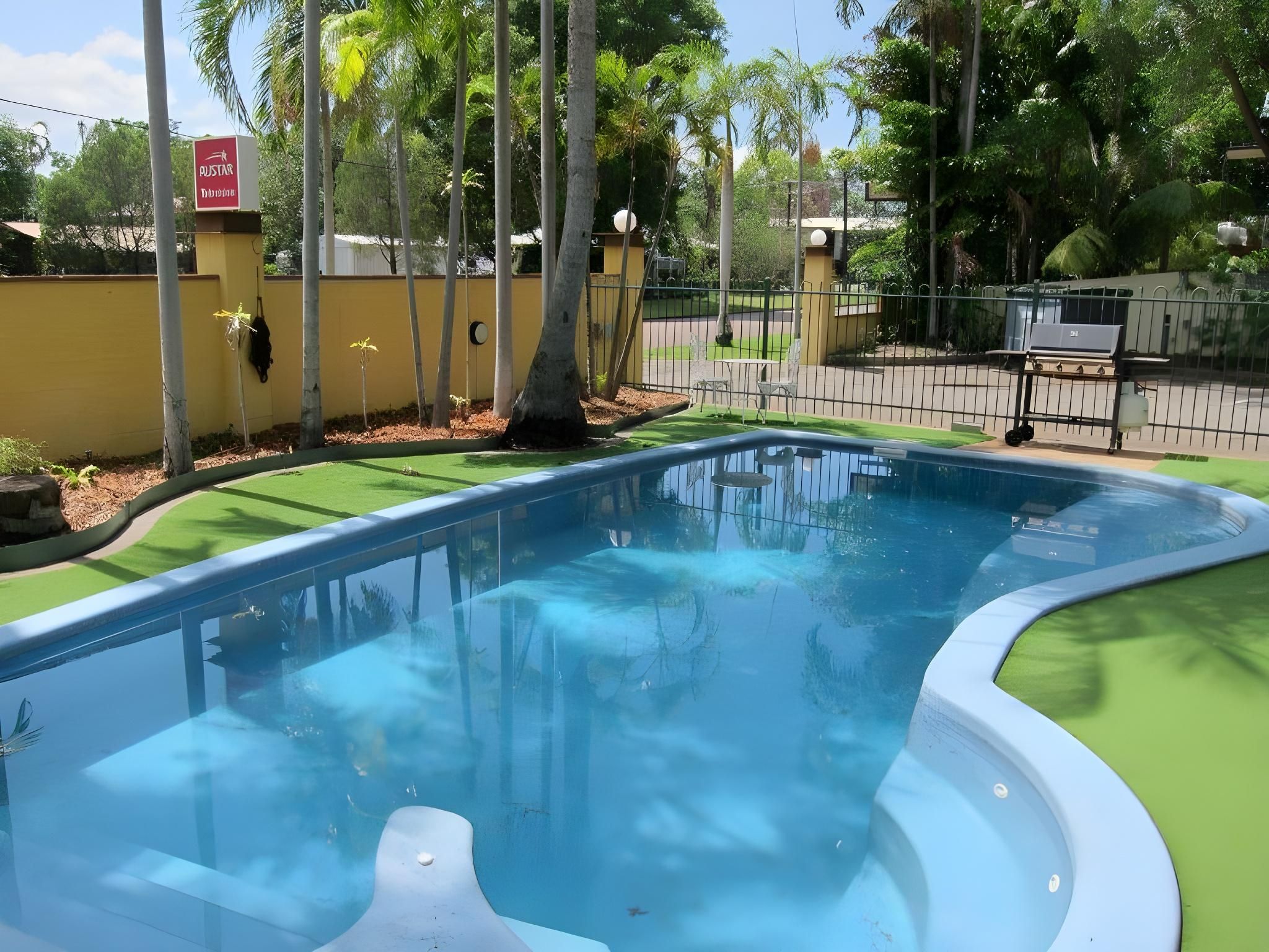 swimming pool [outdoor]