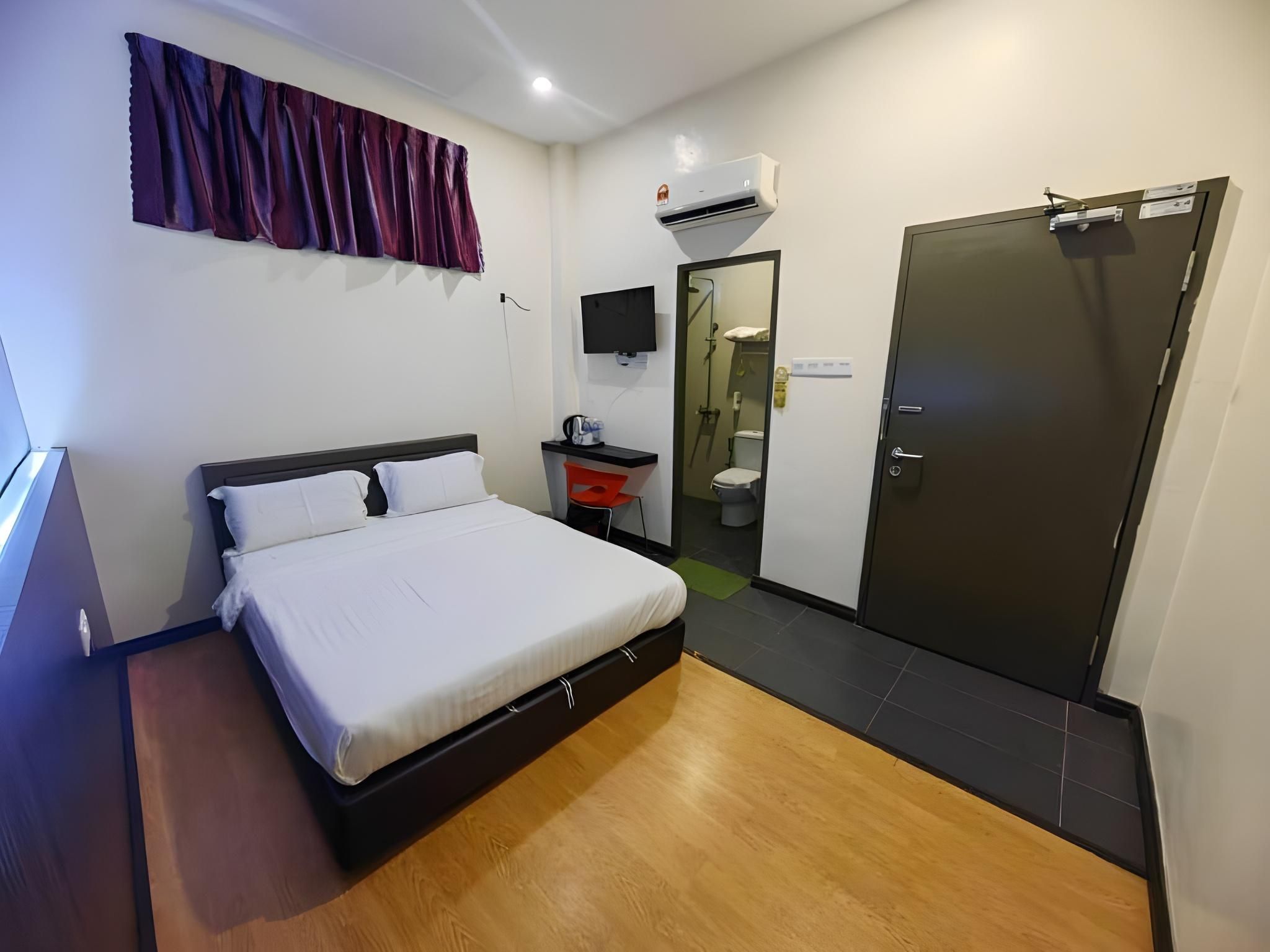 Studio8 Inn Queen Bed 2