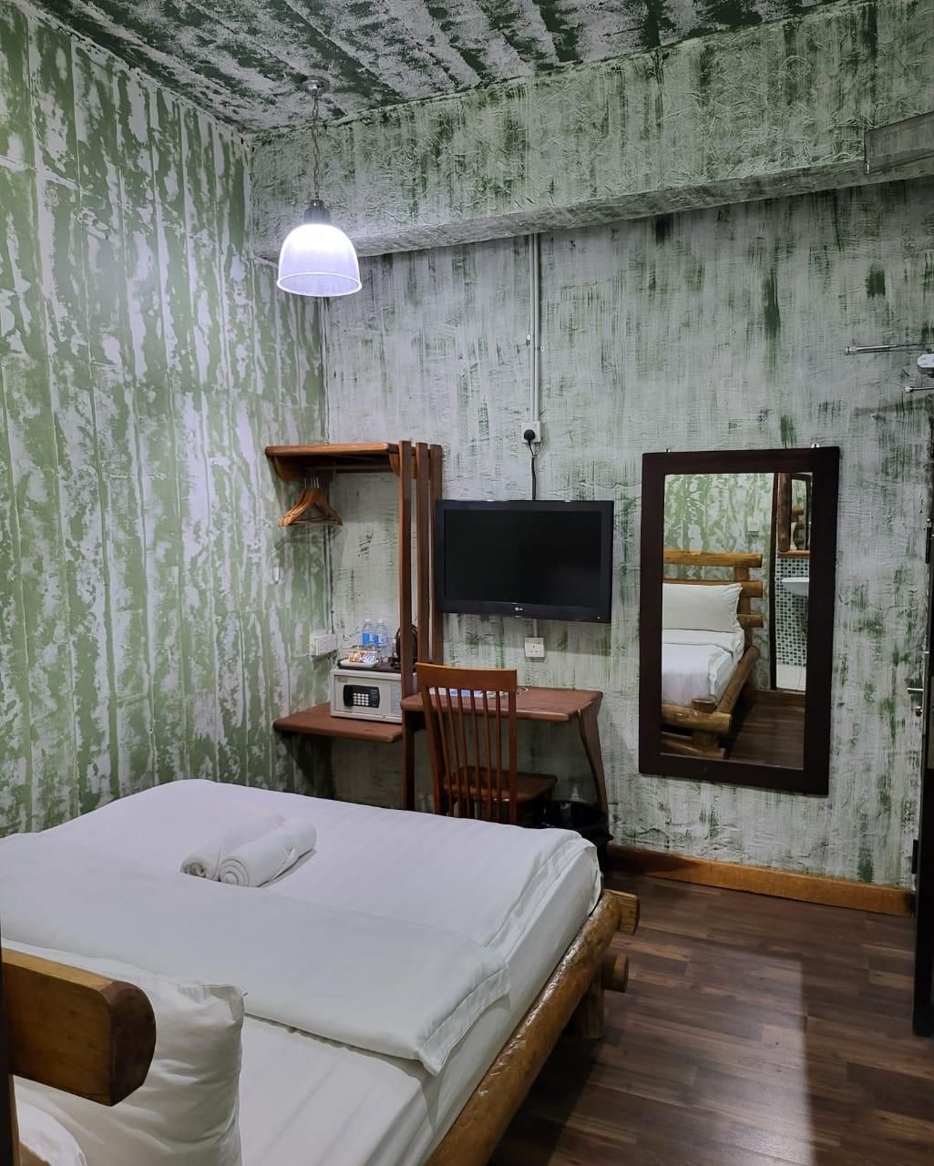 900 Inn Standard Queen Room 3