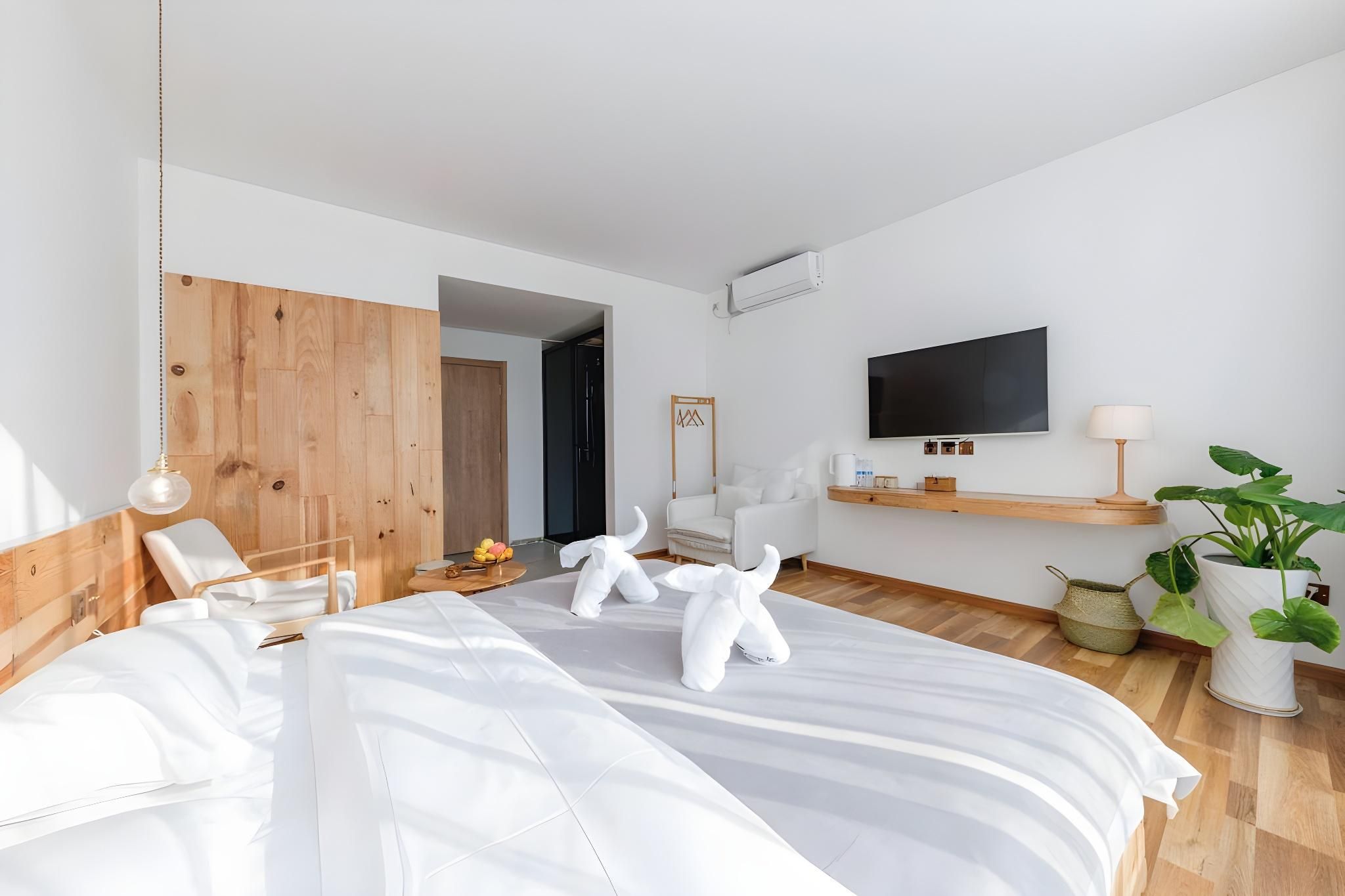 Courtyard Queen Room