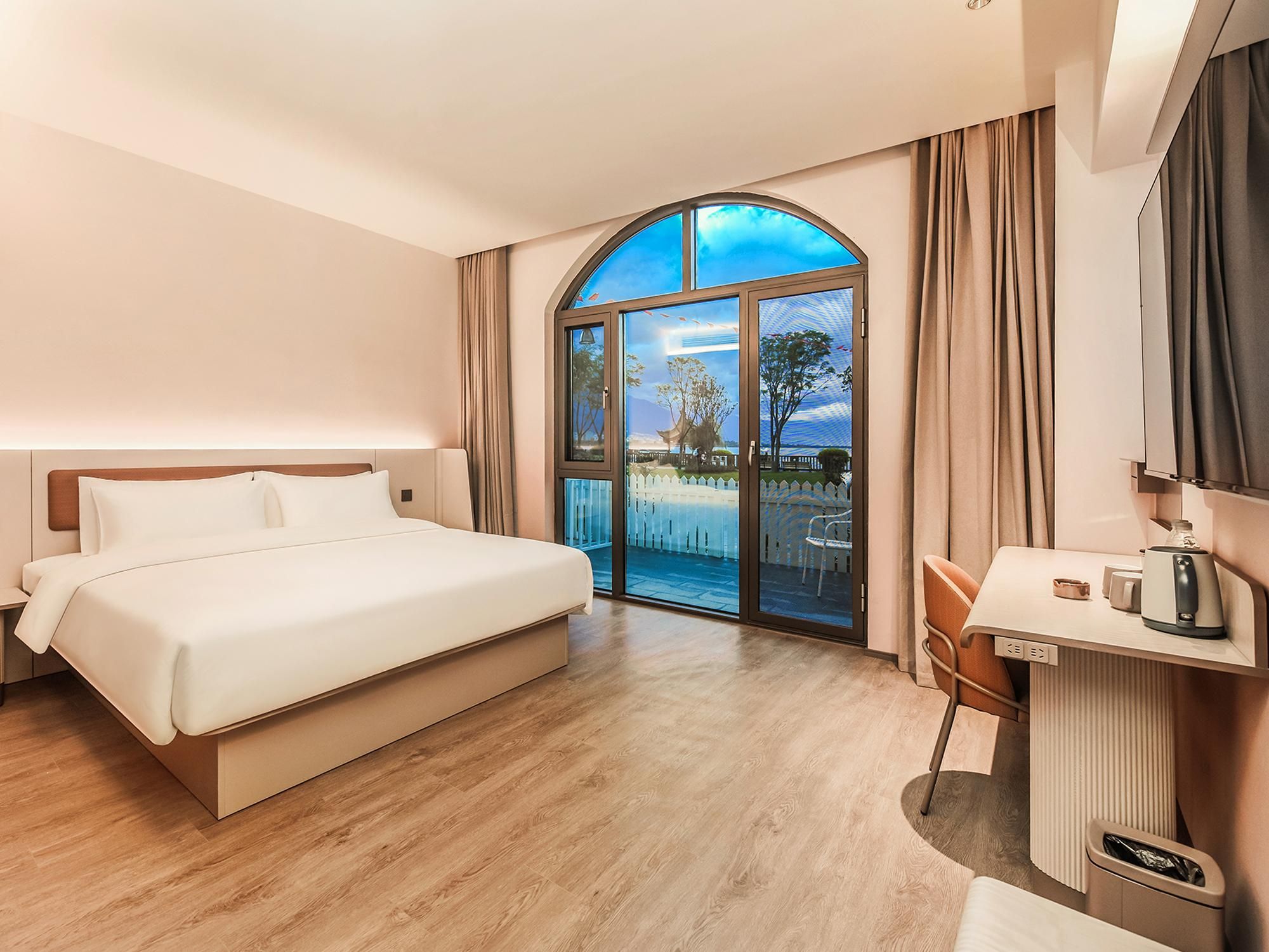 Huazhu - Superior 1 Bed Room with View