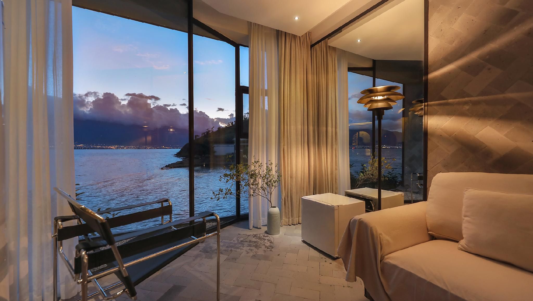 One-Bedroom Suite Lake View