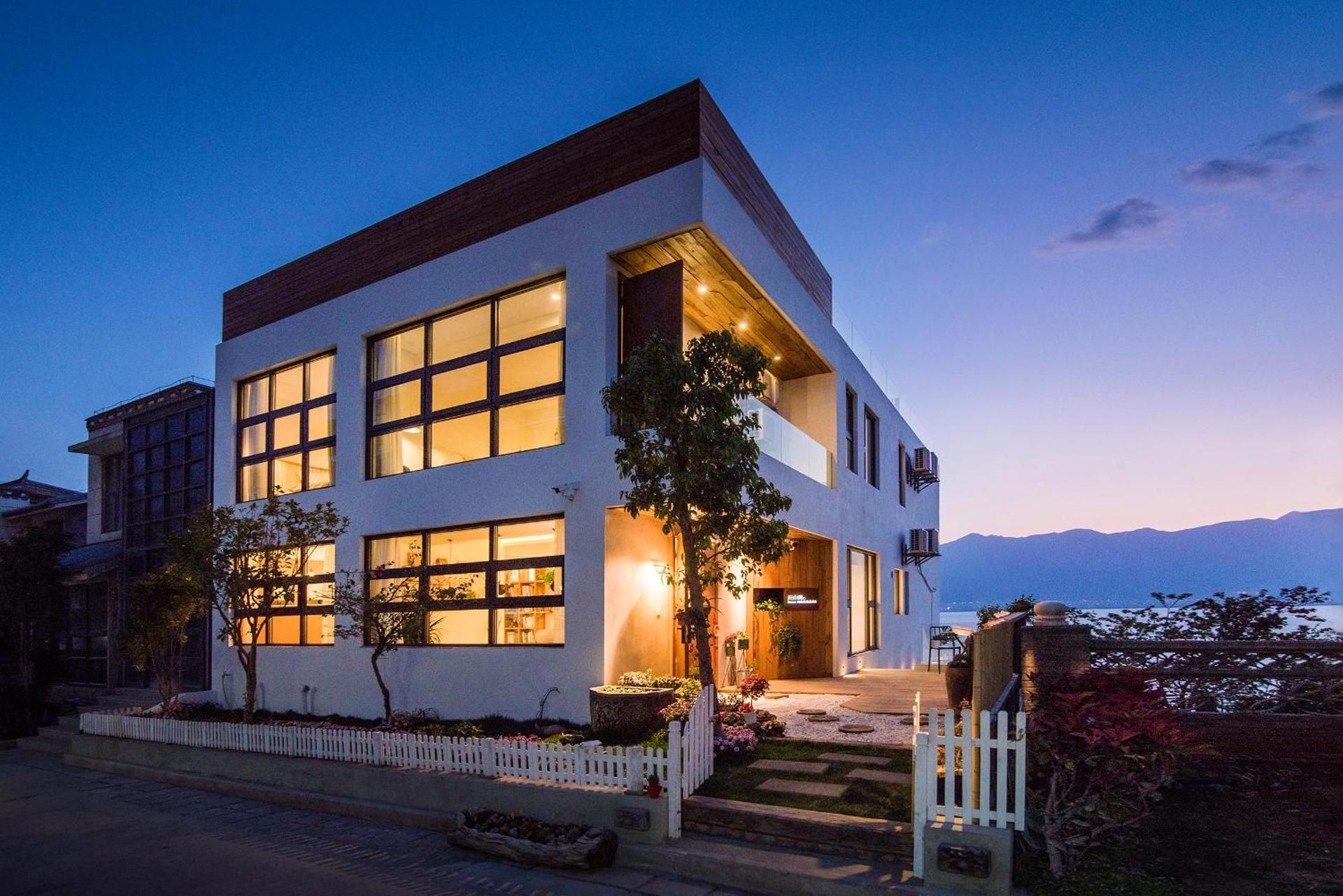 Dali Verdant Whisper-Stone Hill Seaview Inn