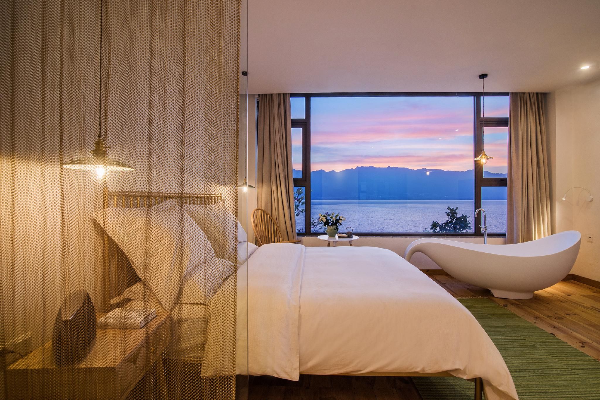 Dali Verdant Whisper-Stone Hill Seaview Inn Superior Ocean View