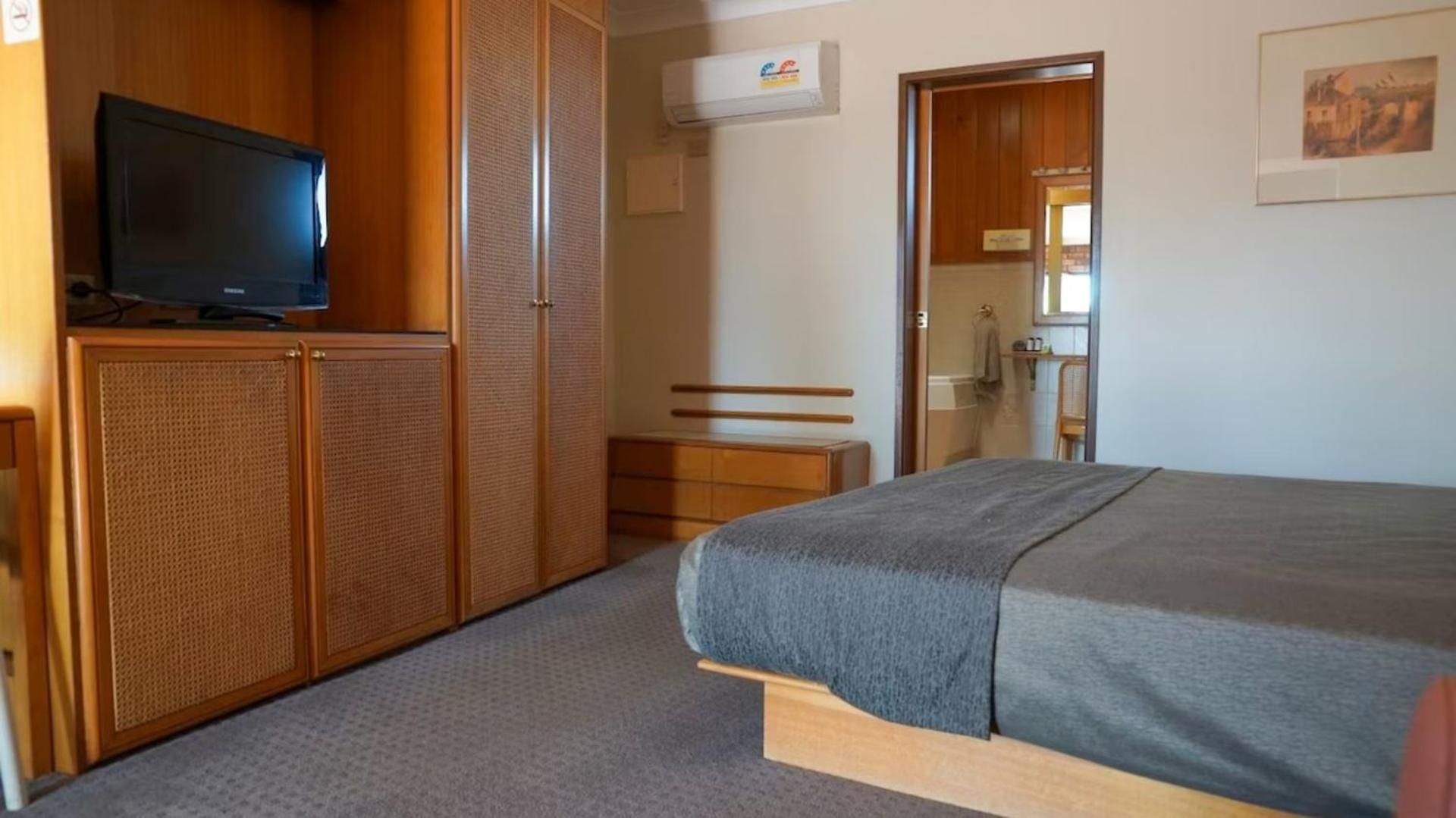 Queen Room with Spa Bath