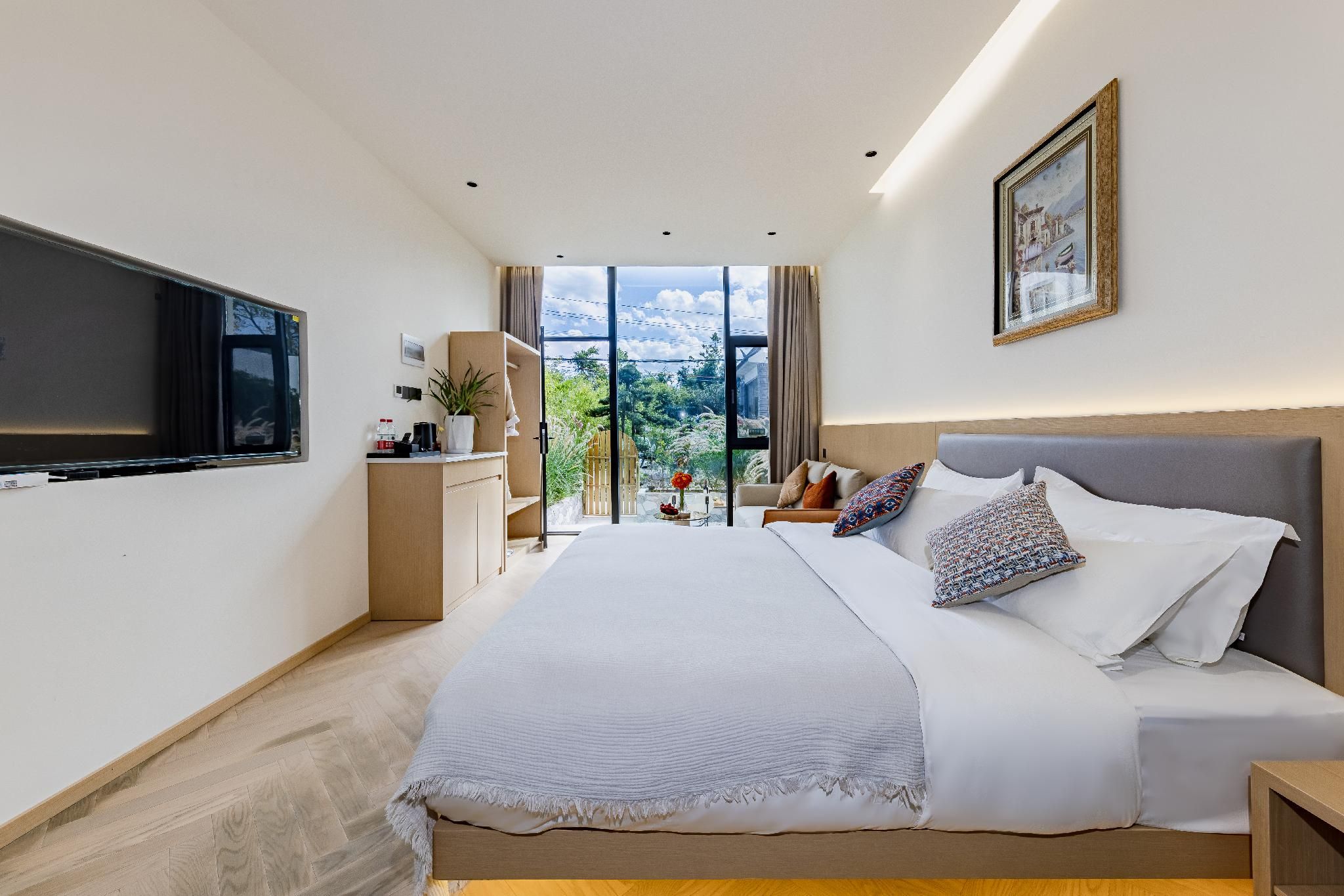 Courtyard Queen Room