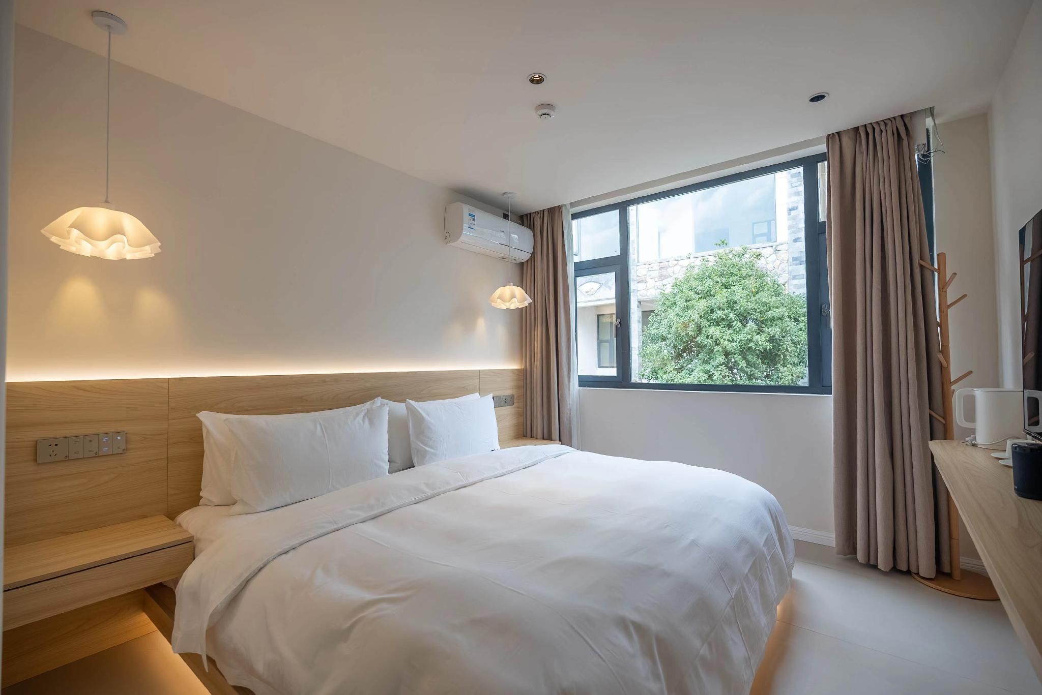 Double Room with Queen Bed