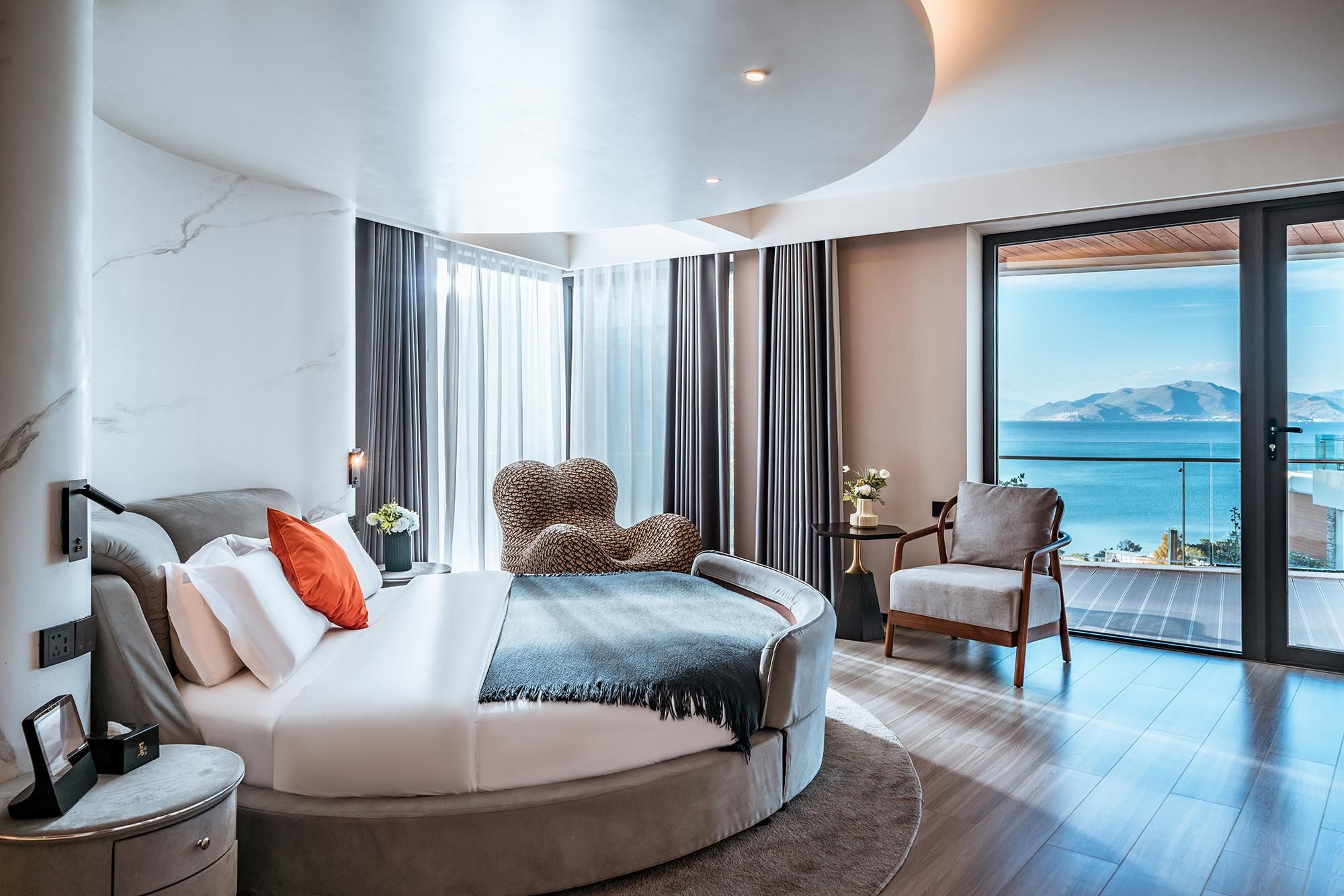 Round Bed Room