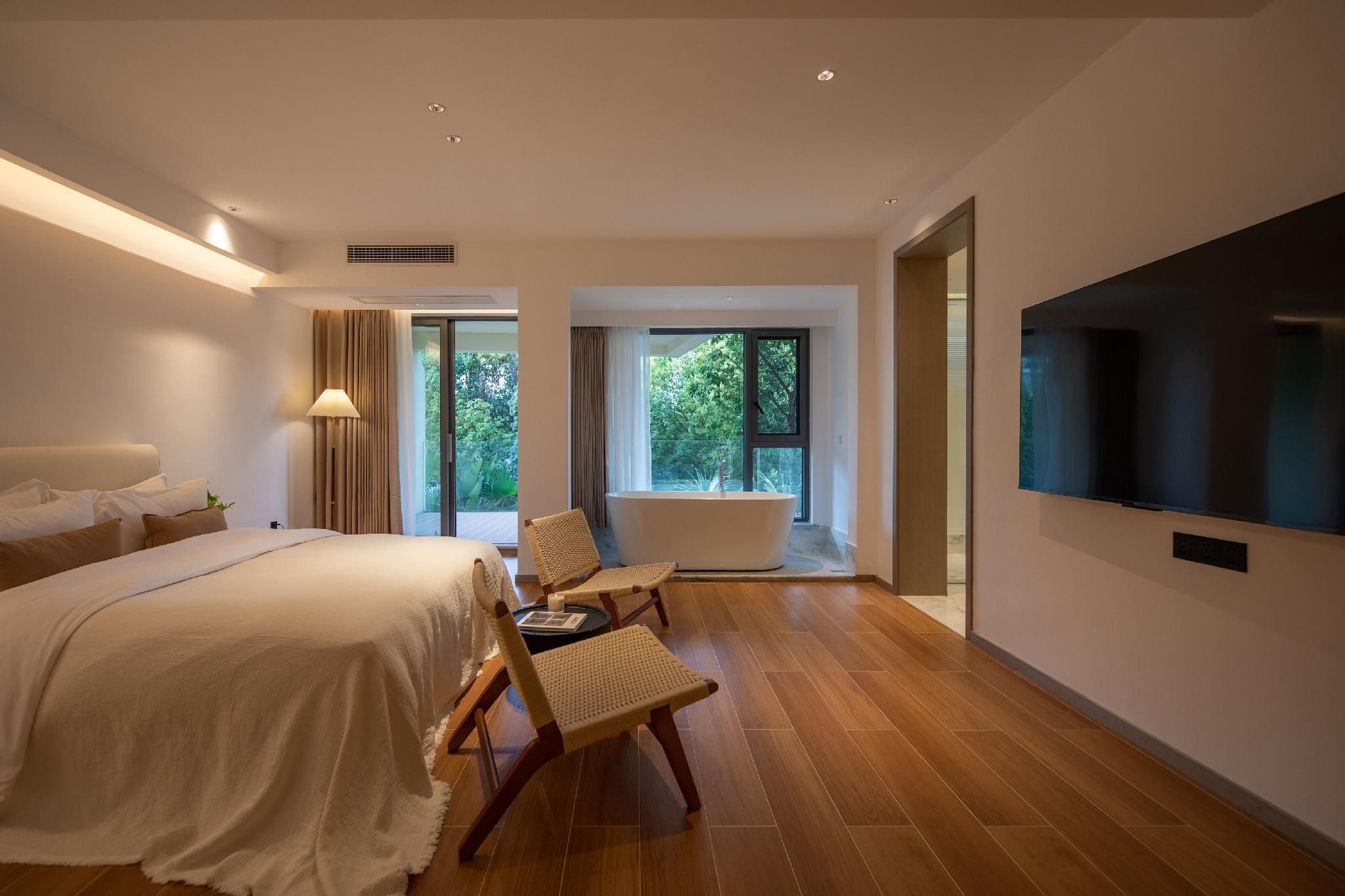 Queen Room with Garden View