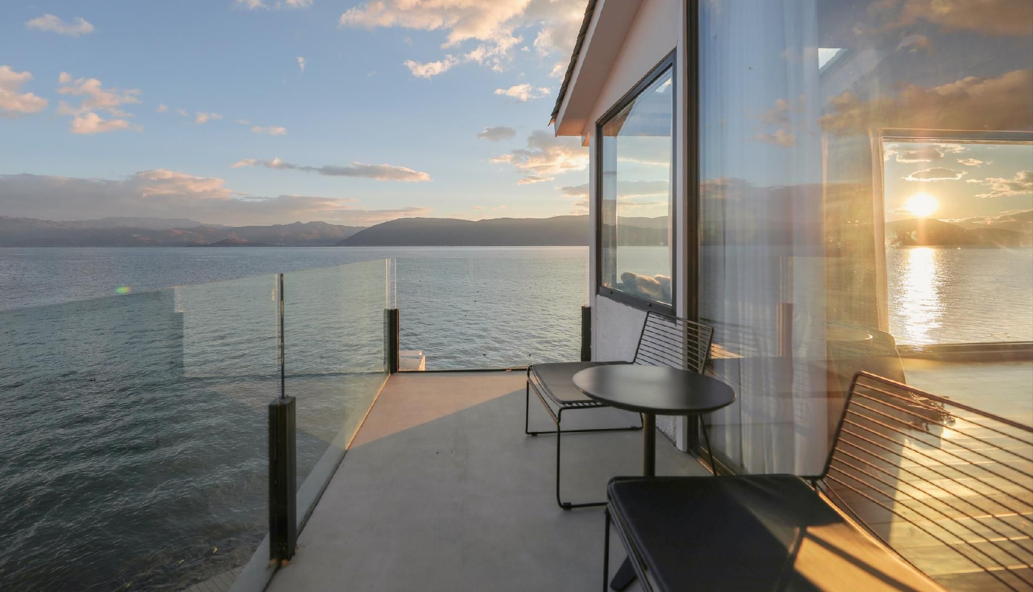 Panoramic Lake View Room