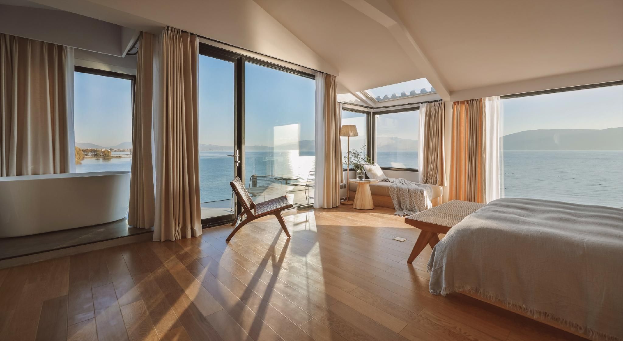 Panoramic Lake View Room