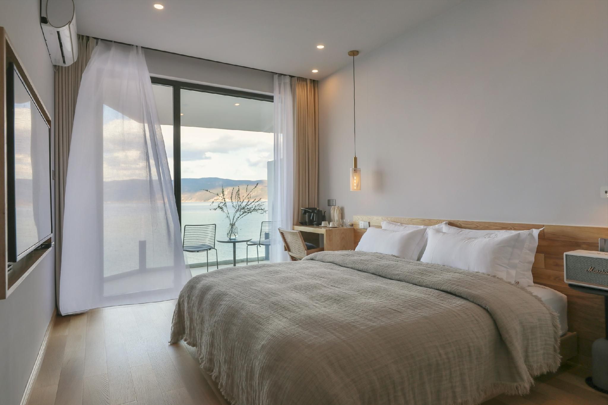 Lake View Queen Room