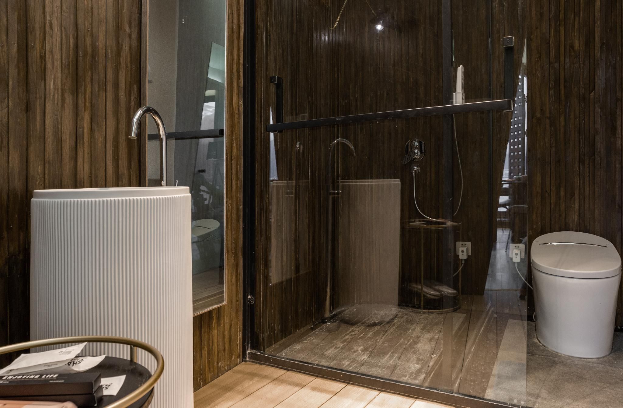 Deluxe Suite with Hot Tub and Daily Scheduled Activities