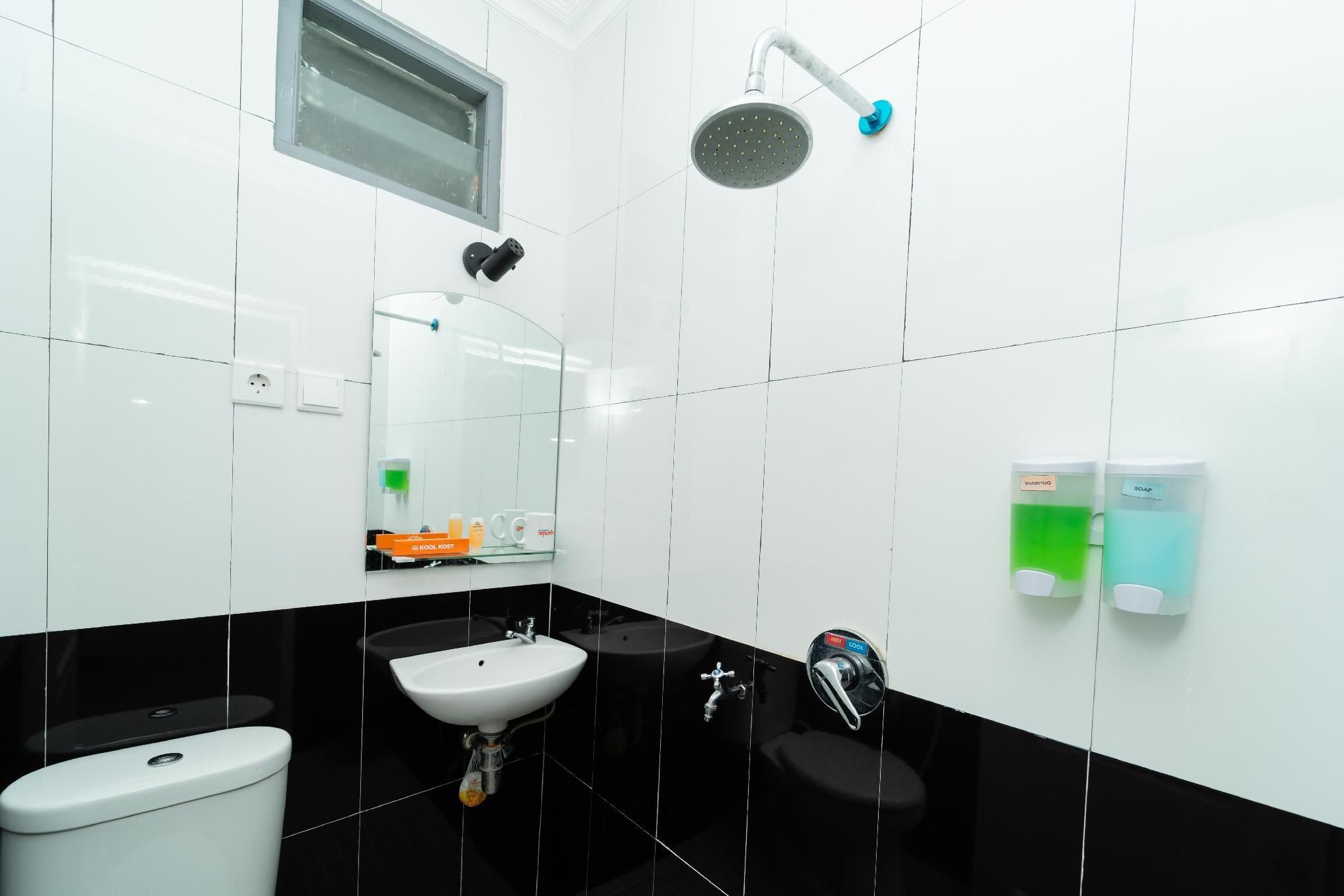 KoolKost Syariah near Taman Bekapai Balikpapan Twin Room 3