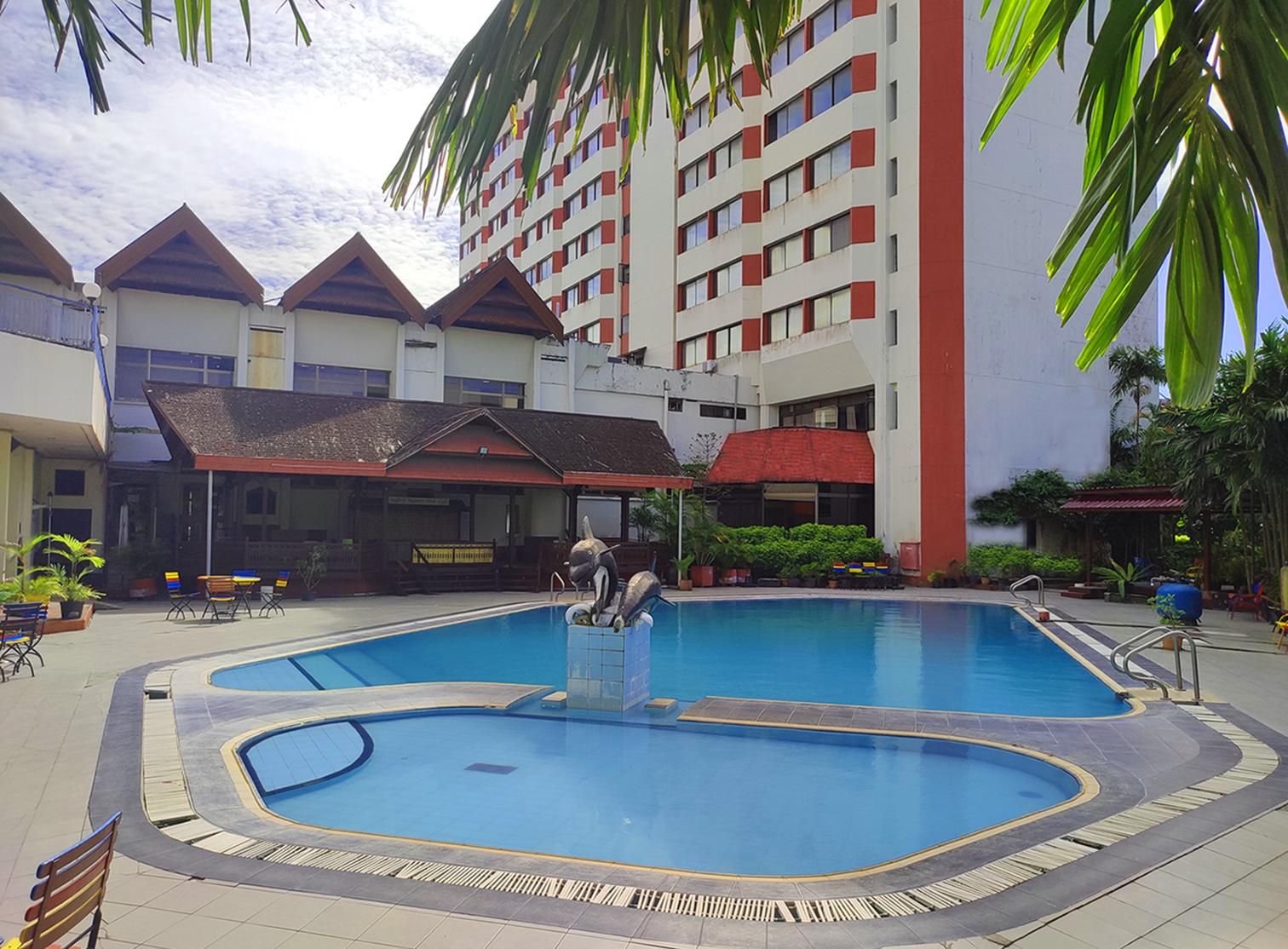 swimming pool [outdoor]