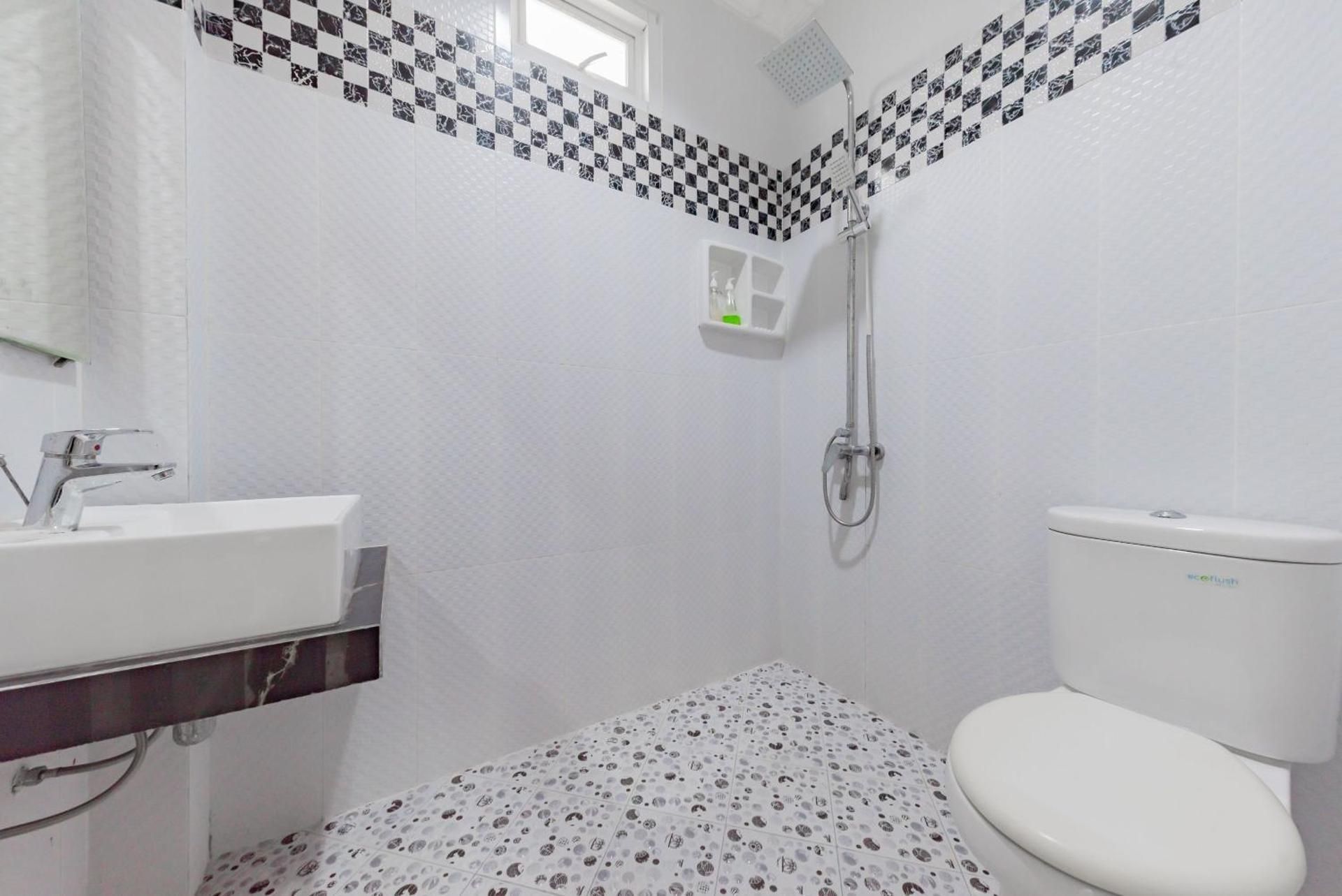 Urbanview Palace Syariah Balikpapan by RedDoorz Economy Double Room 3