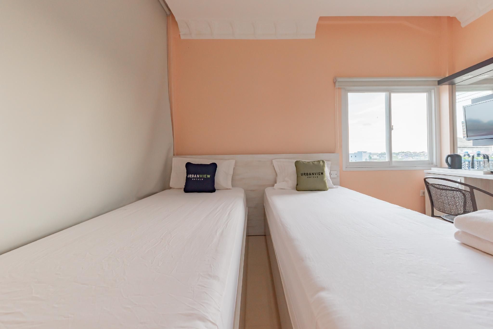 Urbanview Palace Syariah Balikpapan by RedDoorz Twin Room 2