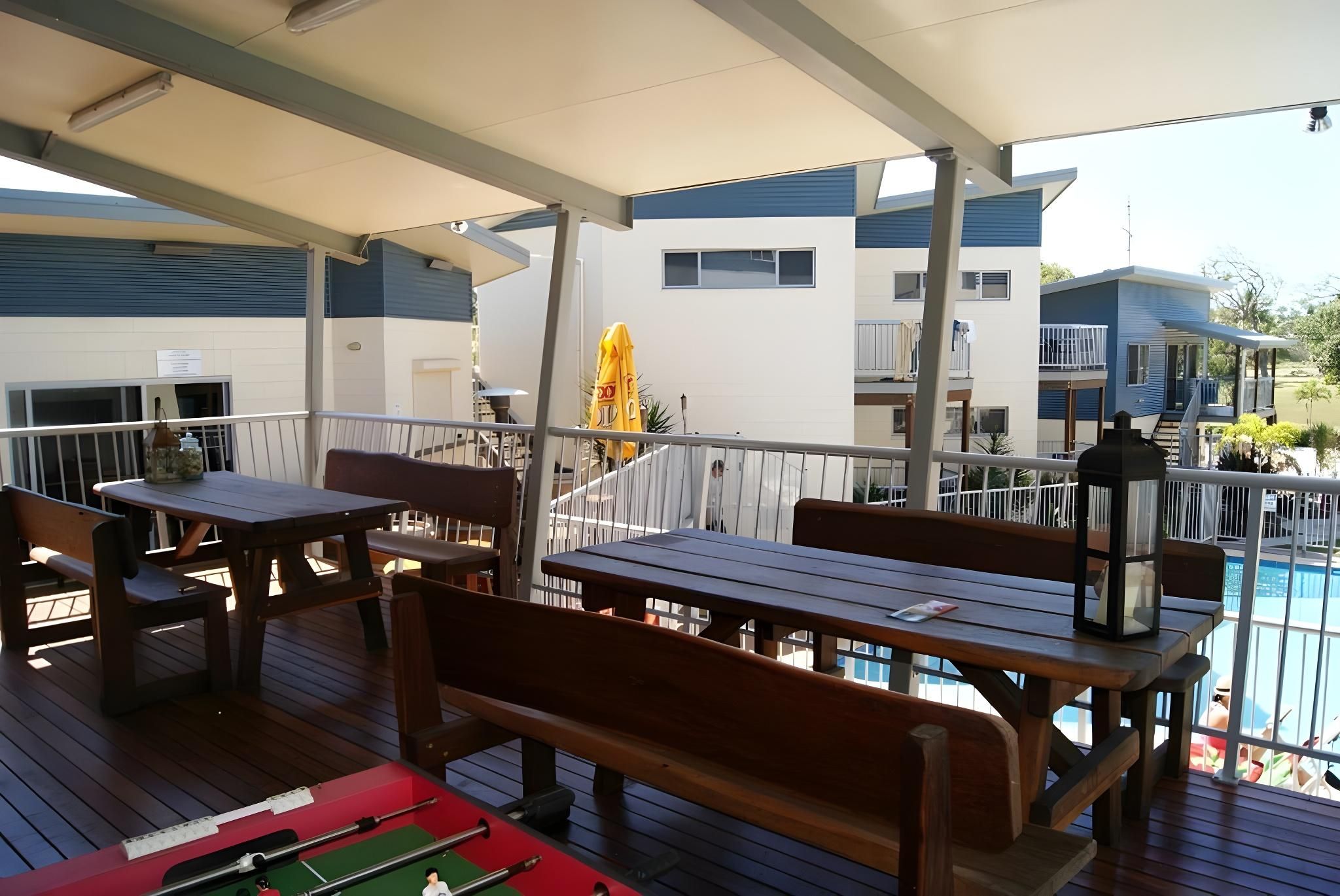 swimming pool [outdoor]