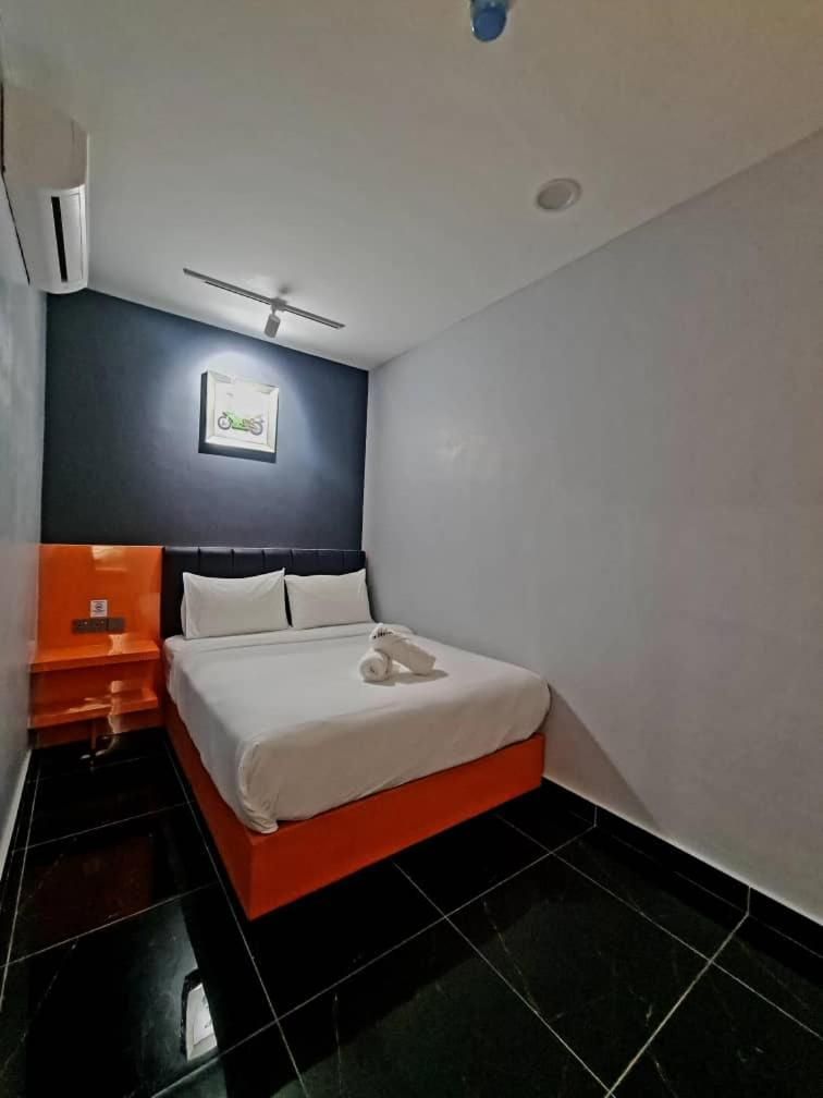 Eng Wan Hotel Queen Room 2